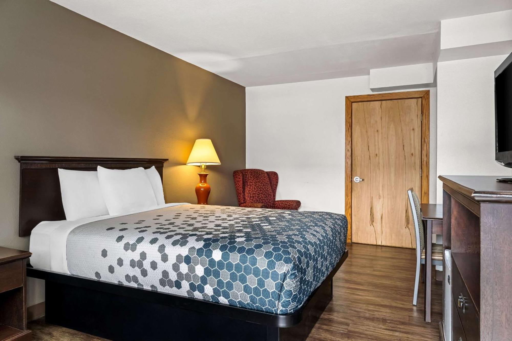 Queen Room - Non-Smoking,1645678703:JPEG