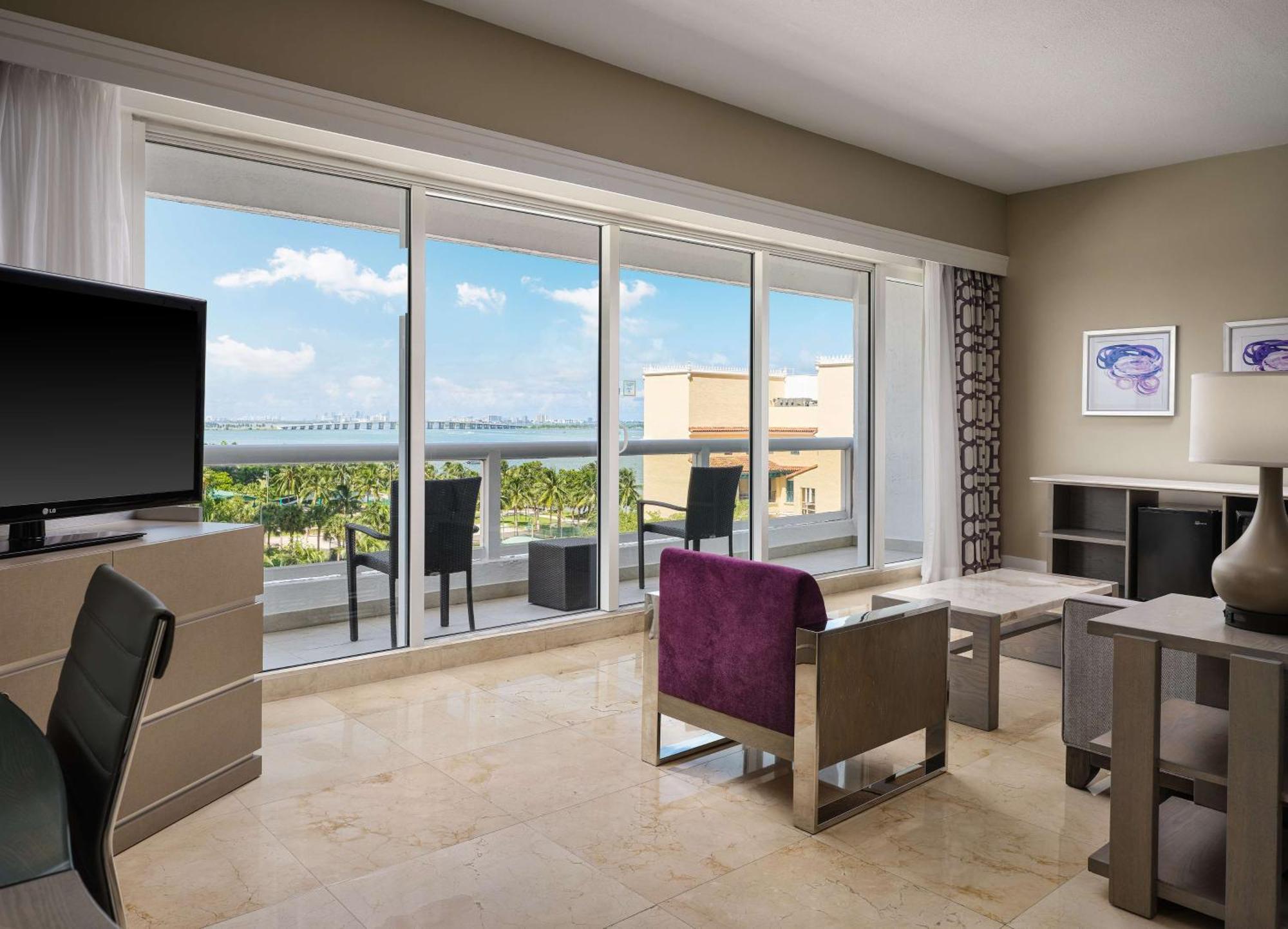 Junior King Suite Balcony & Partial Bay View,1657145622:JPEG