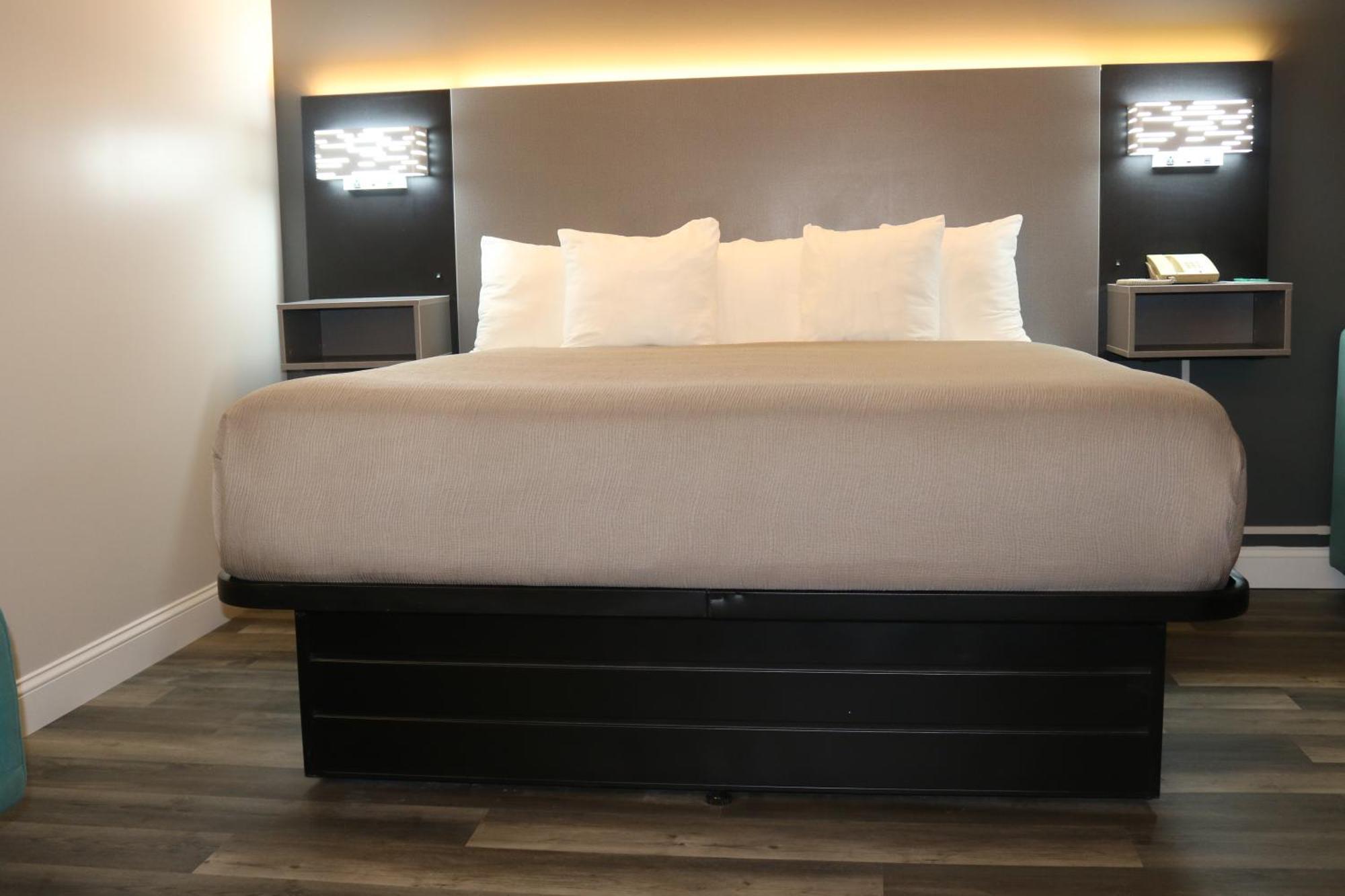 1 King Bed - Non Smoking