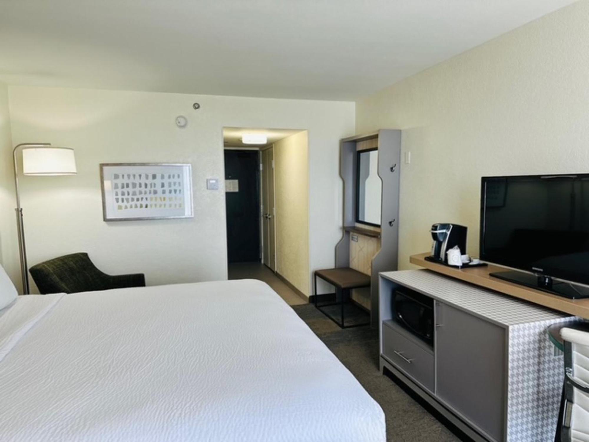 Premium King Room with Communications and Mobility Accessible Tub