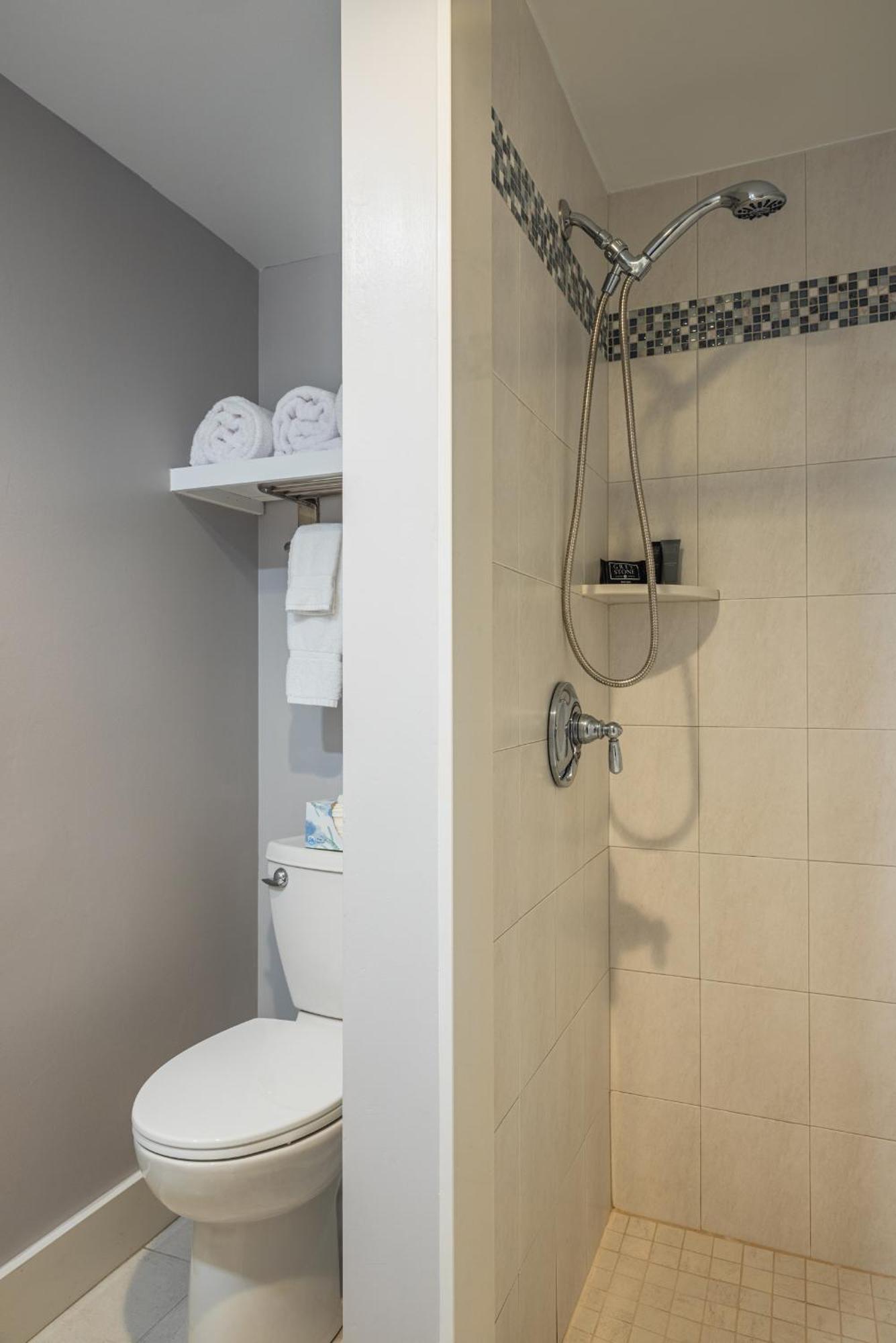 Classic One-Bedroom Apartment with King Bed,1670714136:JPEG