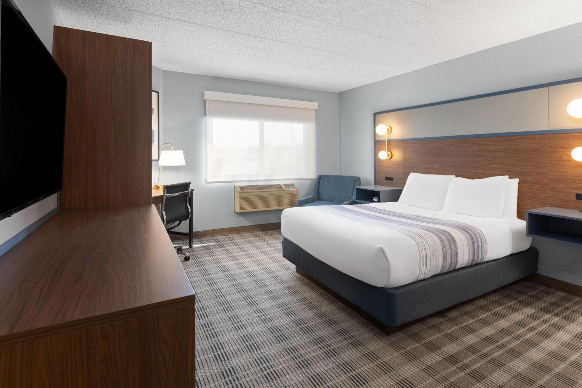 Queen Room with Roll-In Shower - Mobility Accessible/Non-Smoking