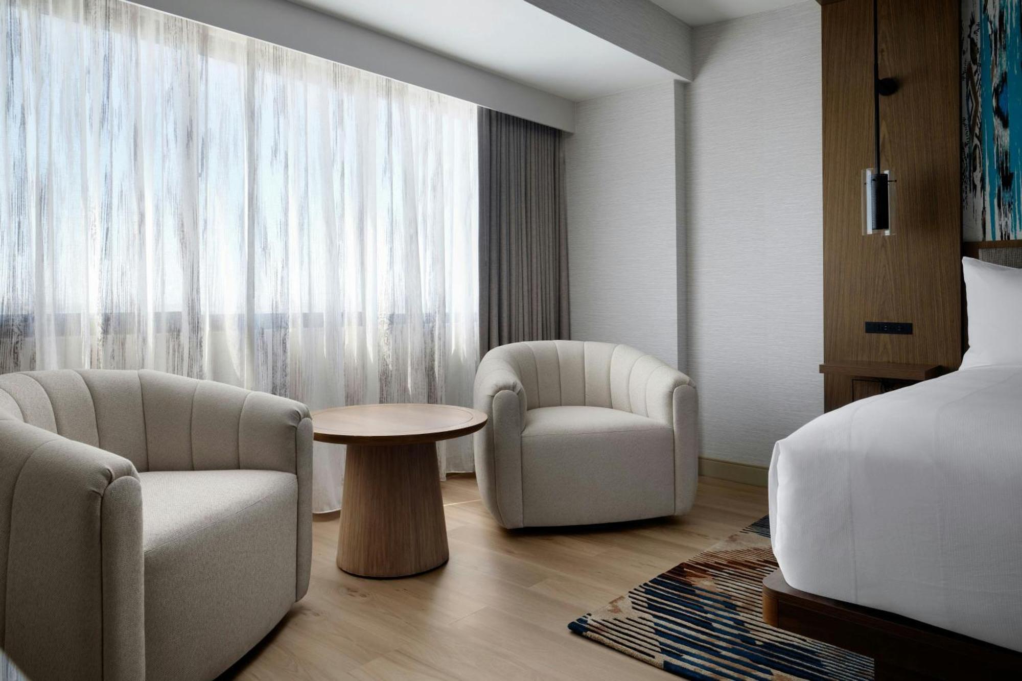 Concierge Level King Guest Room,1676745235:JPEG