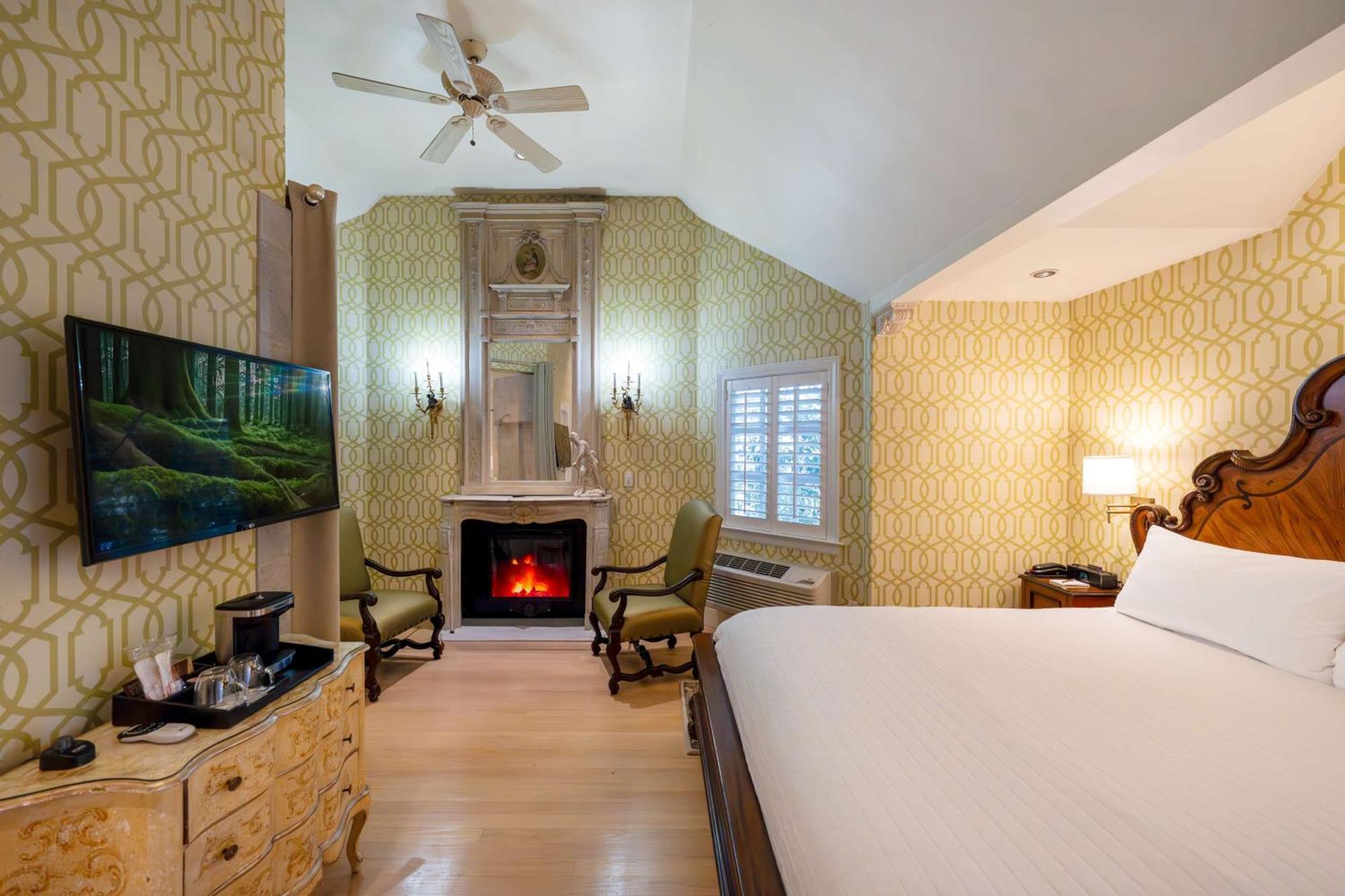 King Room with Fireplace - Second Floor/Non-Smoking