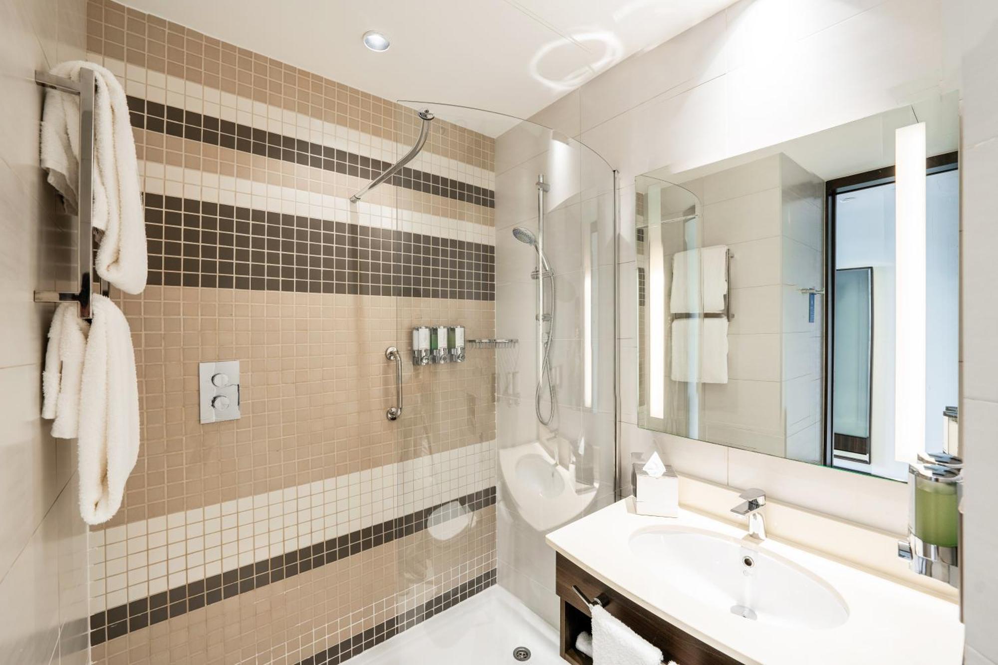 Queen Accessible Room NS