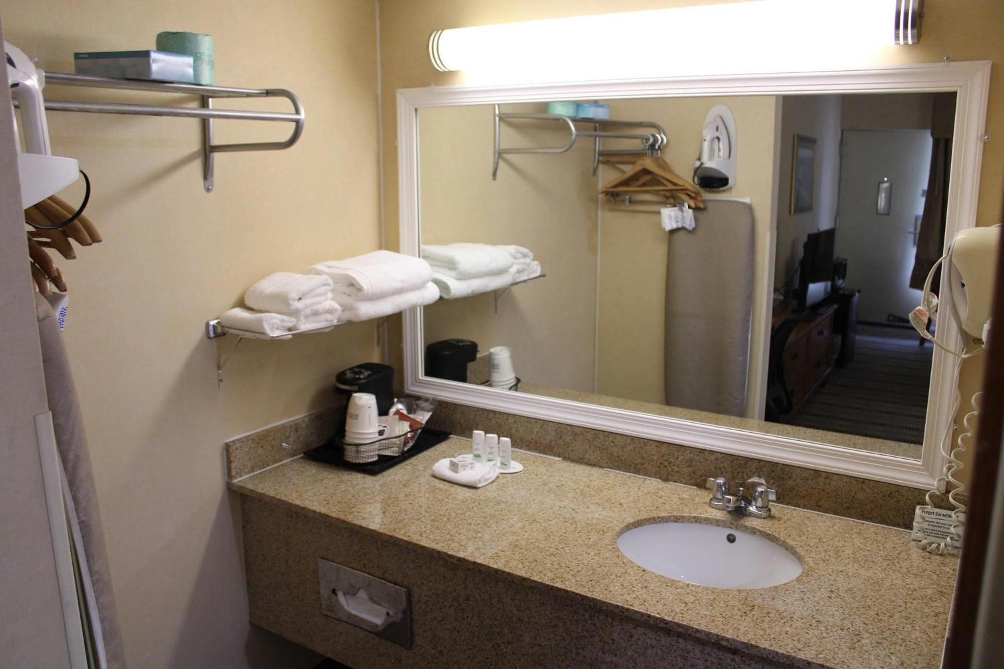 Queen Room with Tub - Disability Access/Non Smoking