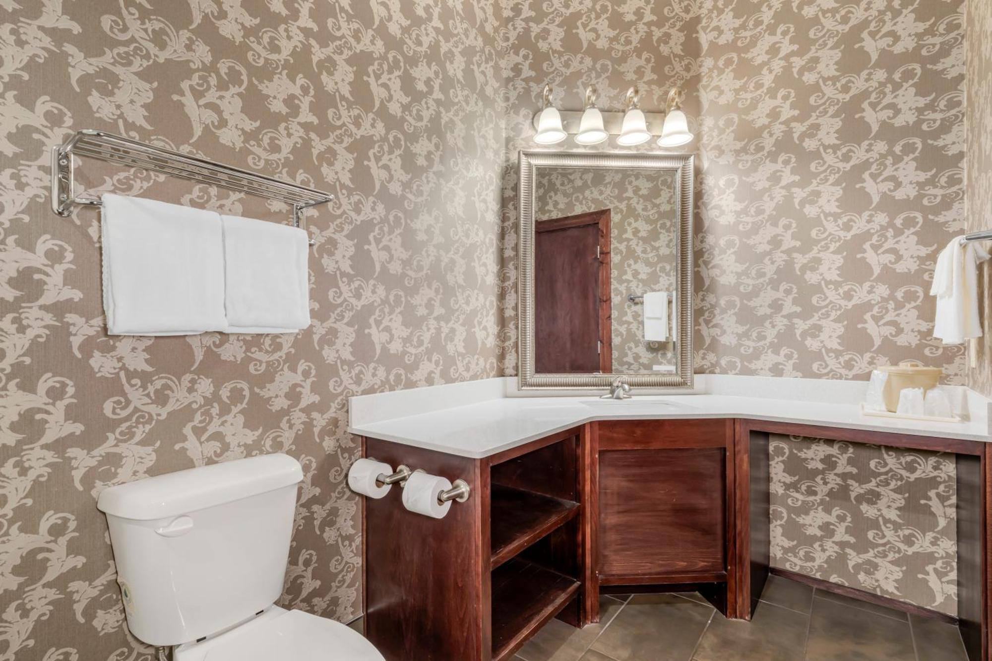 King Suite with Whirlpool - Non smoking,1680592821:JPEG