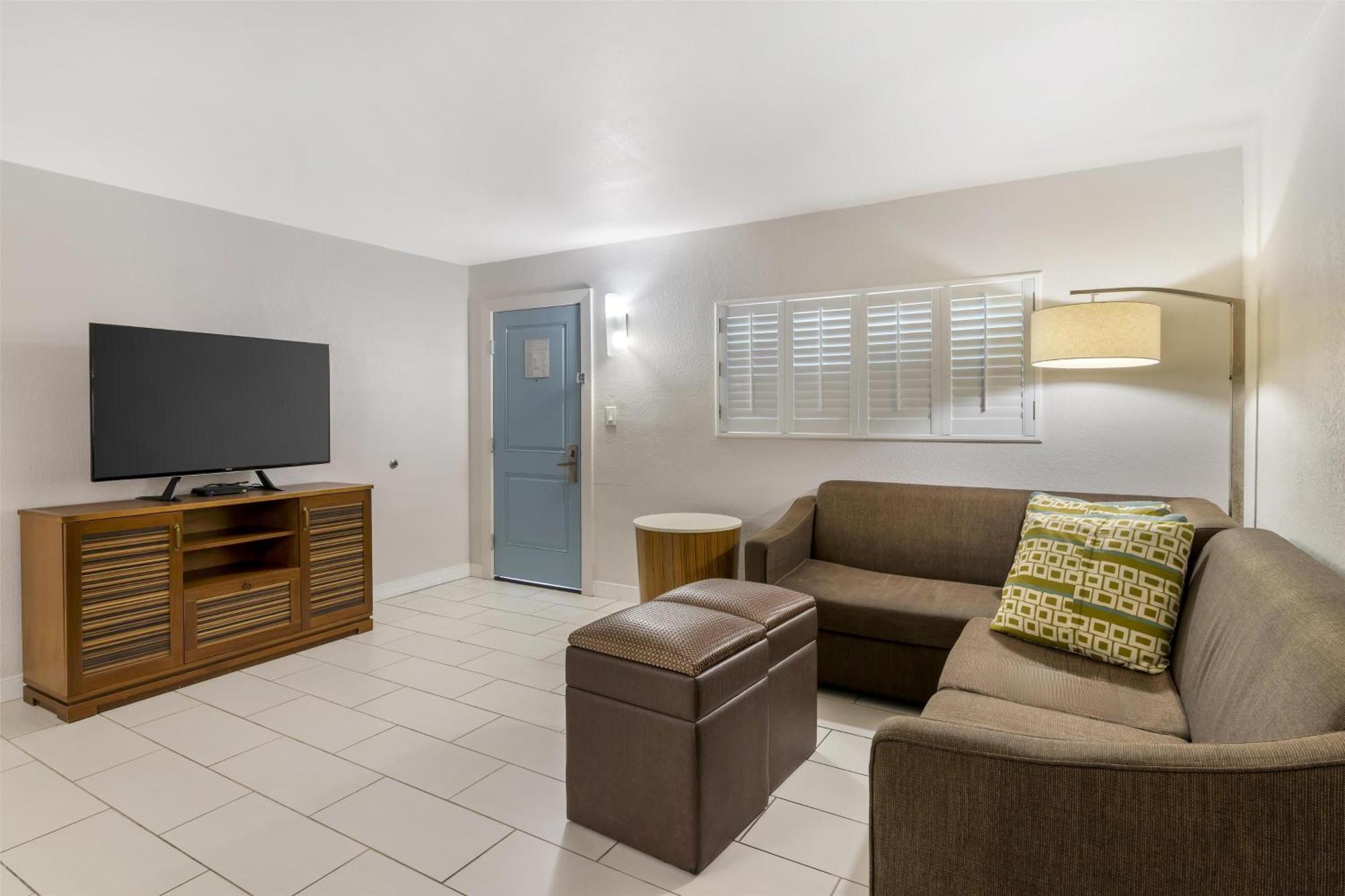 One-Bedroom King Suite Sofa Bed Full Kitchen Non-Smoking,1693292470:JPEG