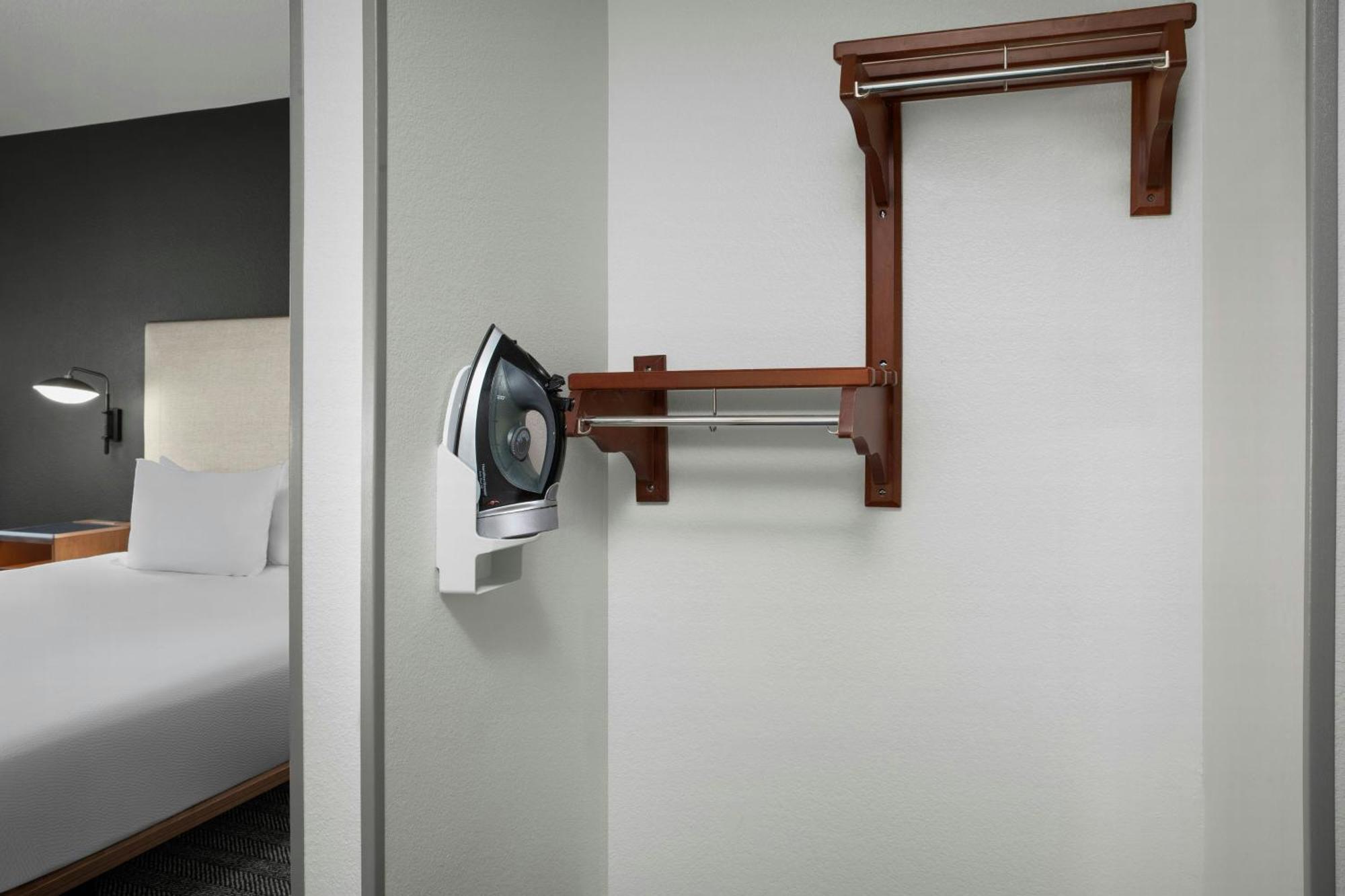 Guest Room, 1 King,1697880275:JPEG