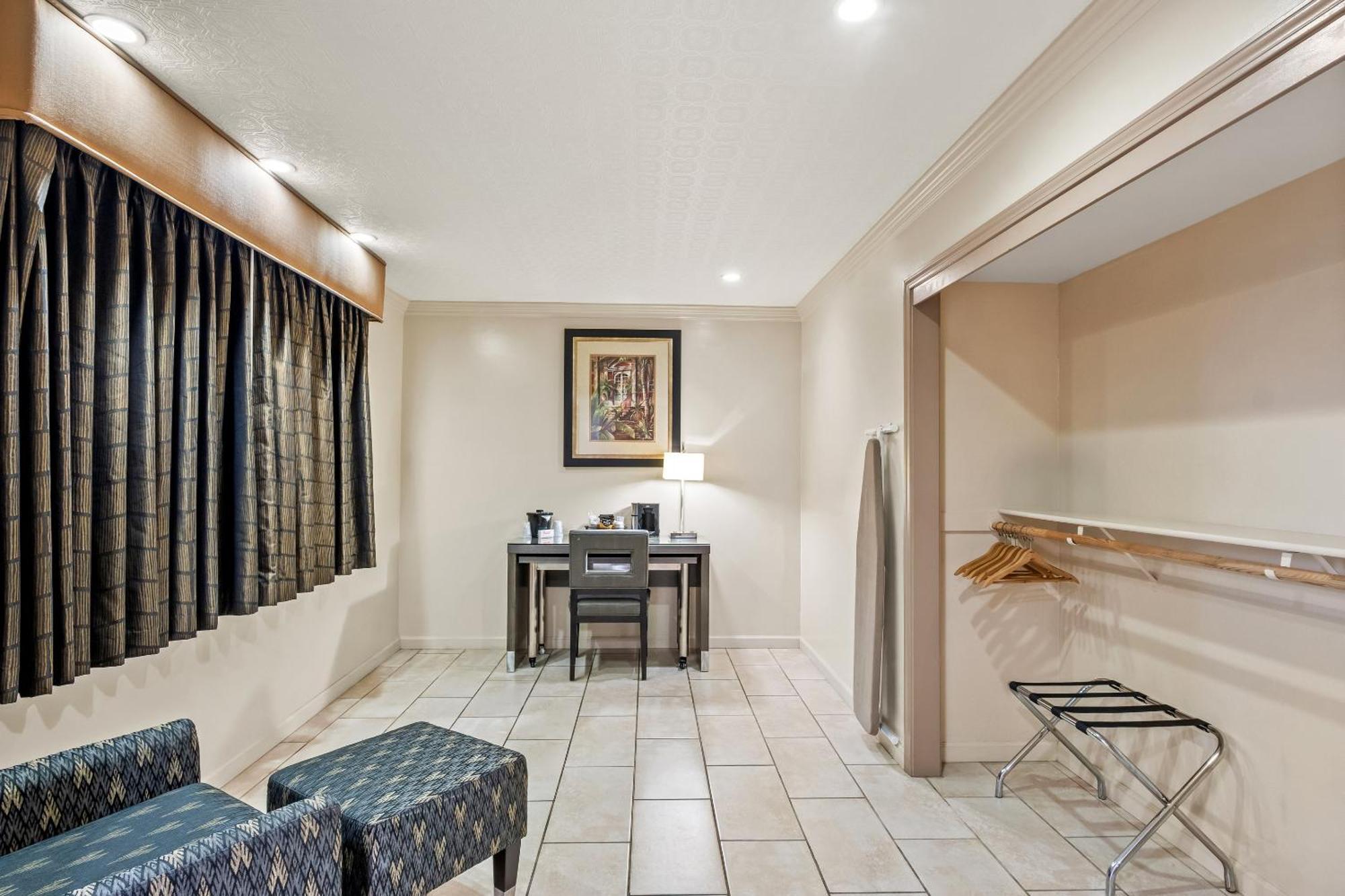 Superior King Room Disability Access Roll-In Shower Non-Smoking,1698953603:JPEG