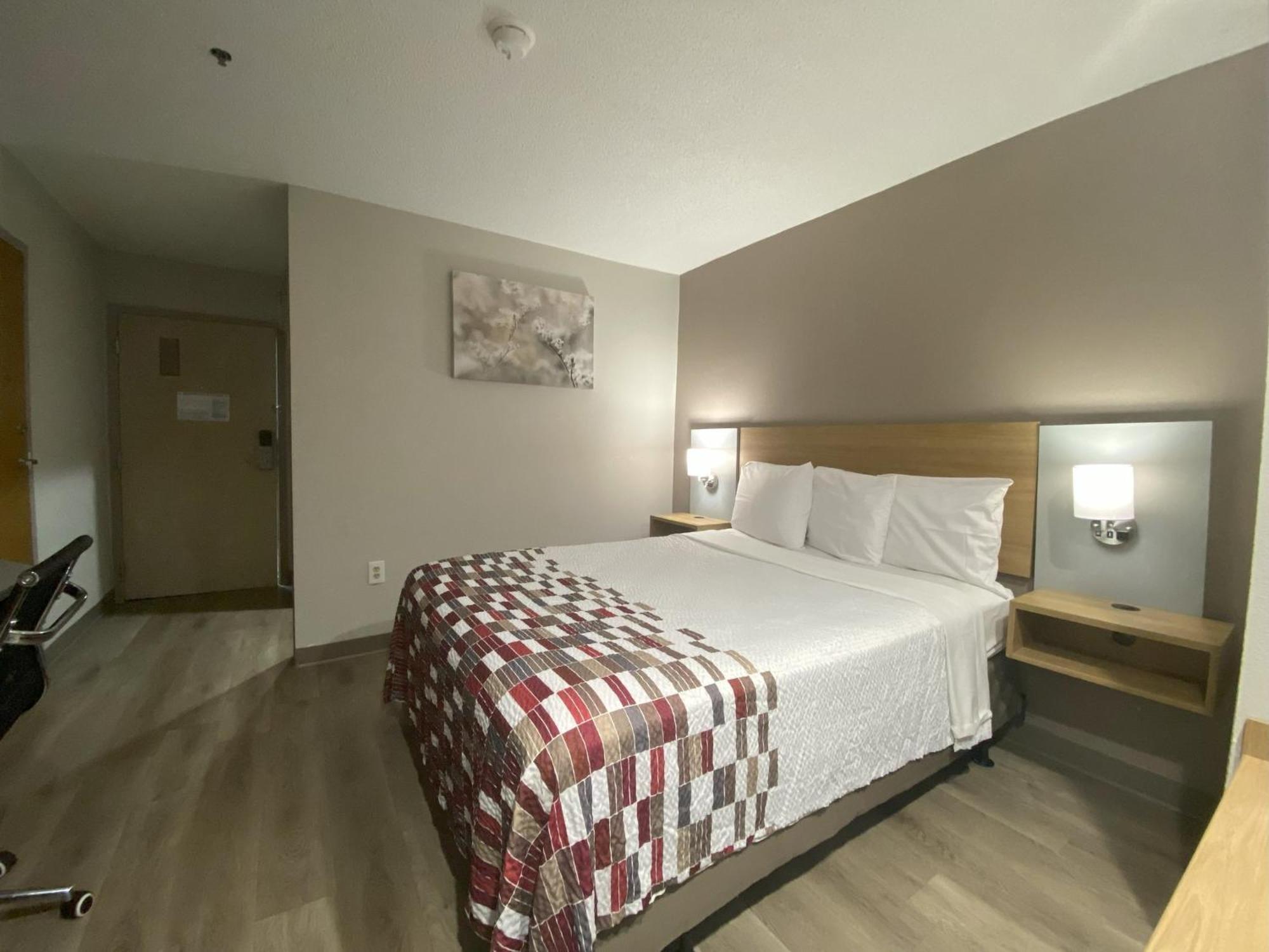 Deluxe Queen Bed Non-Smoking,1704918026:JPEG