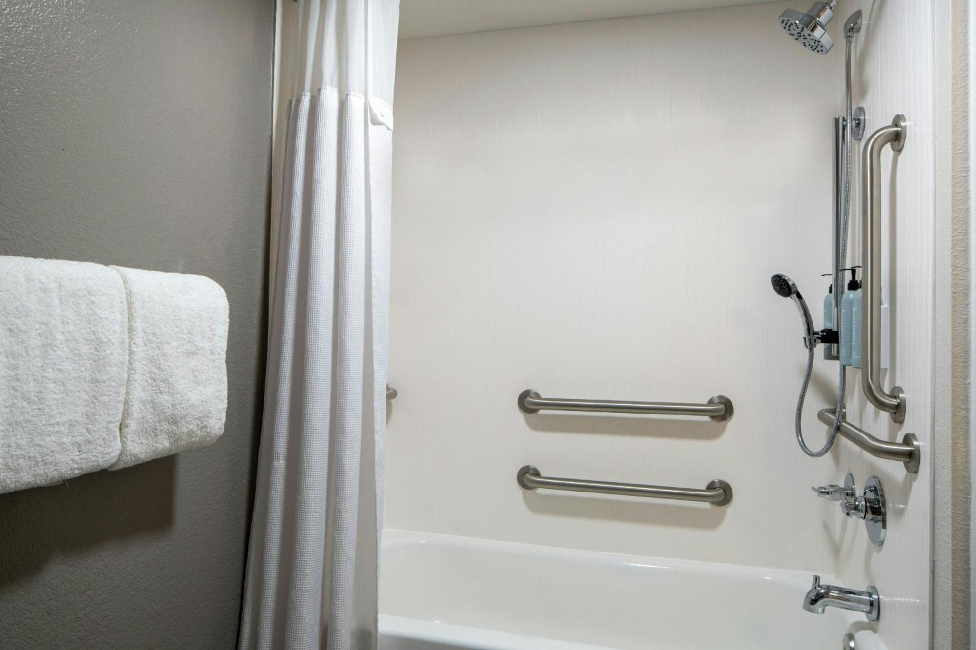 Queen Room with Two Queen Beds and Sofa Bed,1704923367:JPEG