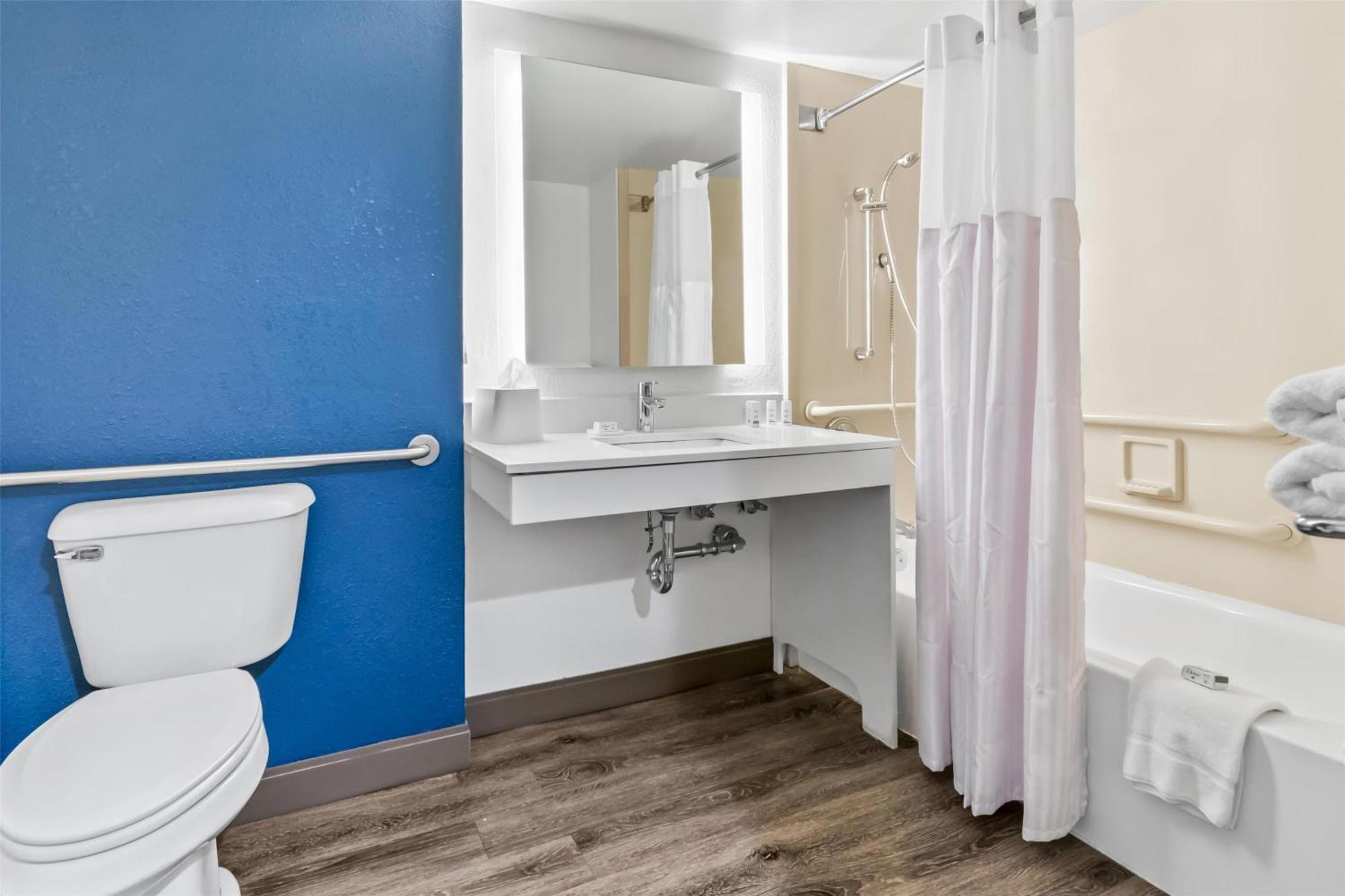King Room Bath Tub Mobility or Hearing Access,1697909243:JPEG