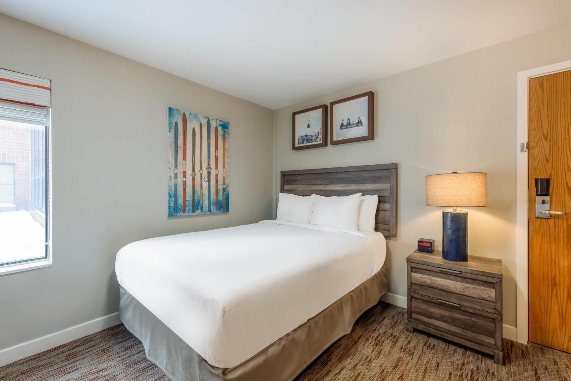 Queen Studio,1705585932:JPEG