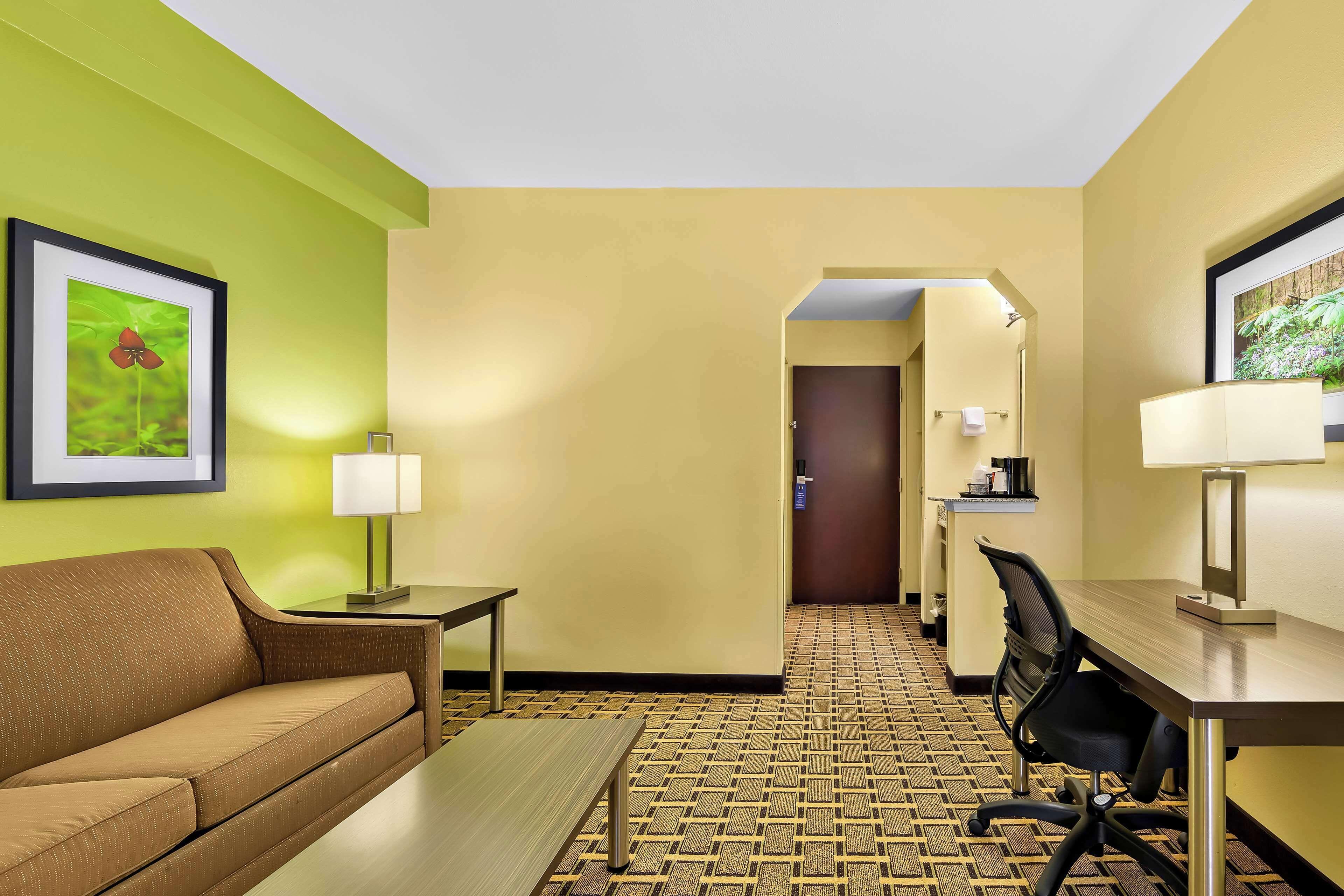 King Suite with Roll-In Shower and Balcony - Disability Access/Non-Smoking