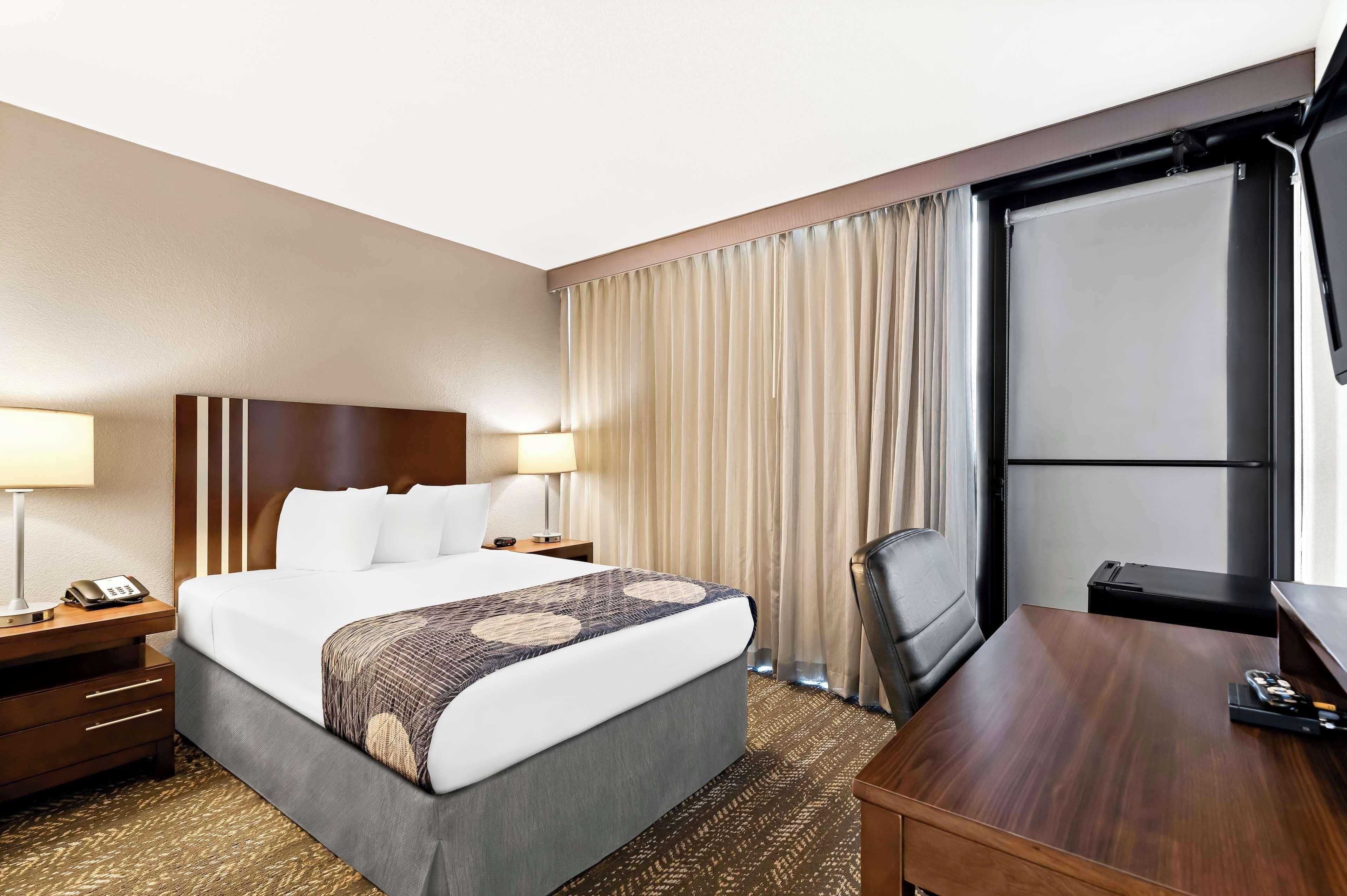Double Room with Mobility Accessible Tub