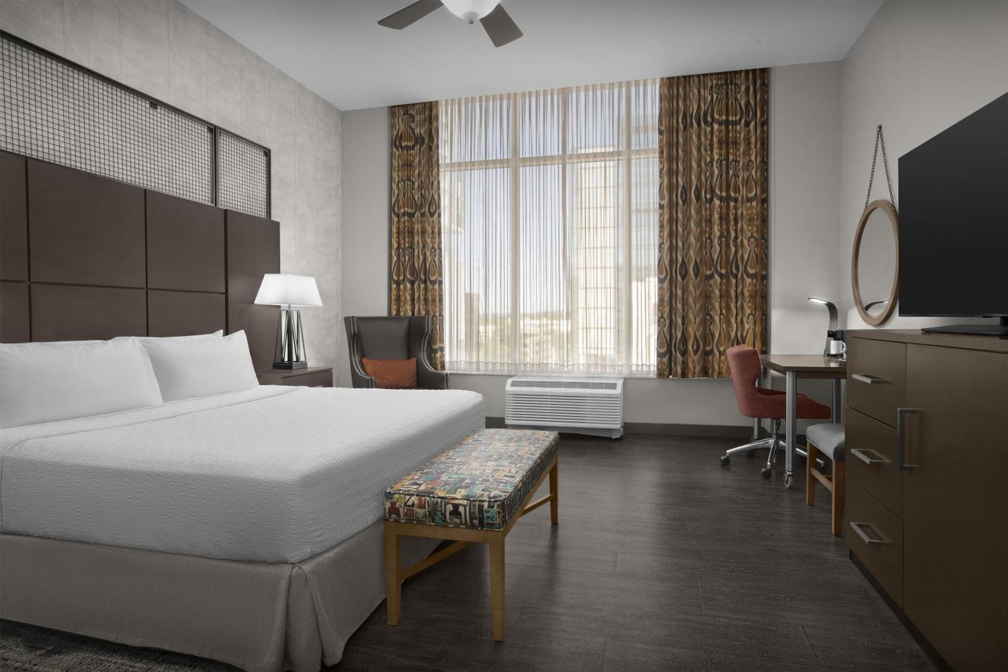 King Room with Roll-In Shower - Mobility and Hearing Access/Non-Smoking