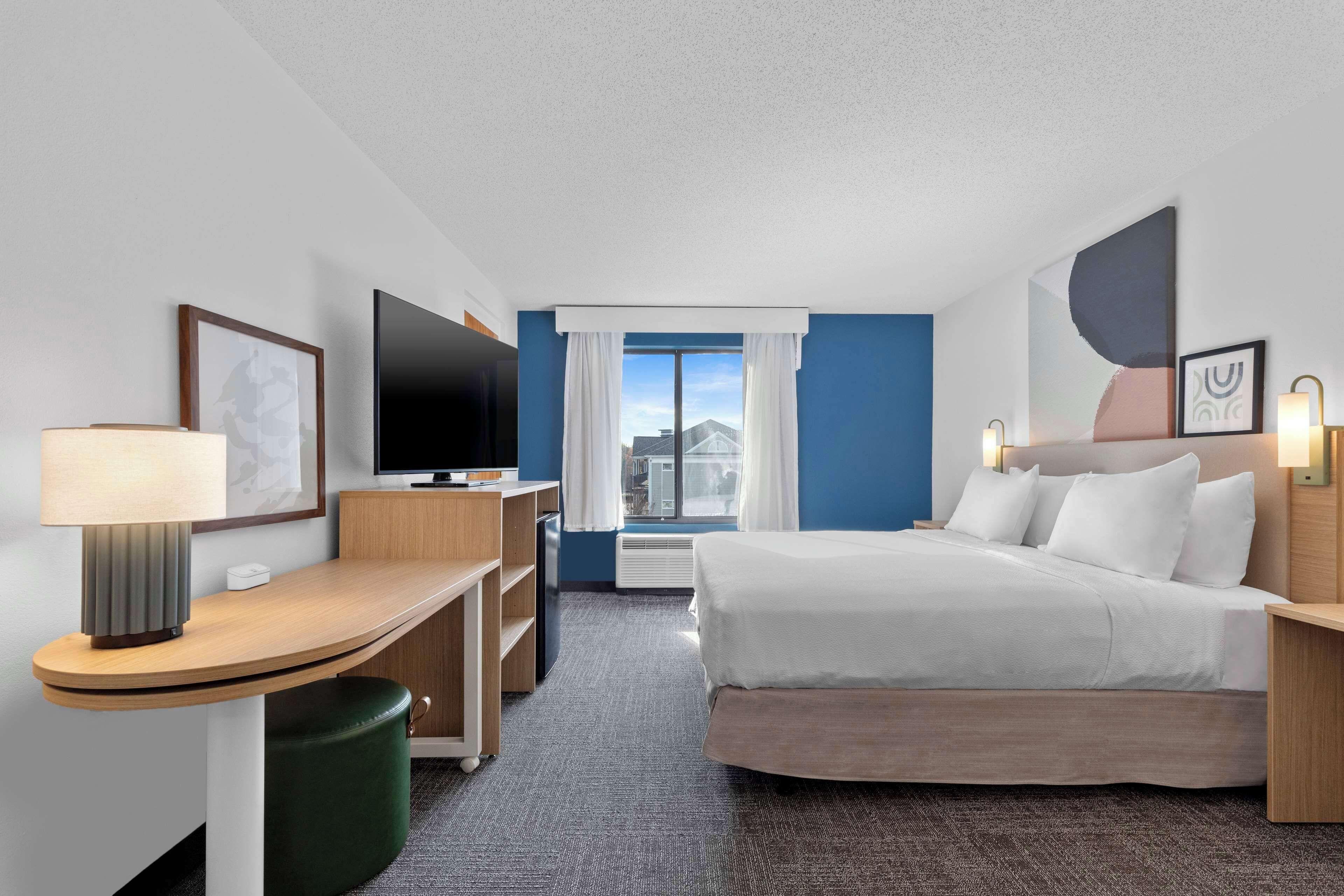 King Room with Bath Tub - Mobility/Hearing Access