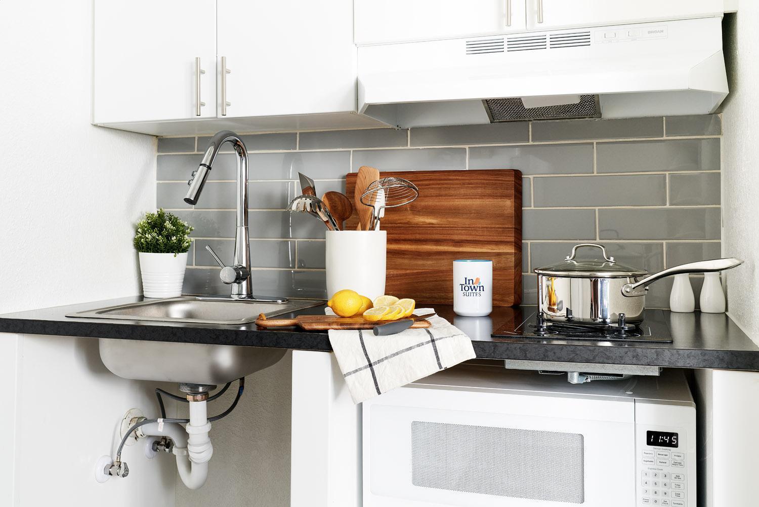 Traditional - 1 Queen Accessible Studio & Kitchen