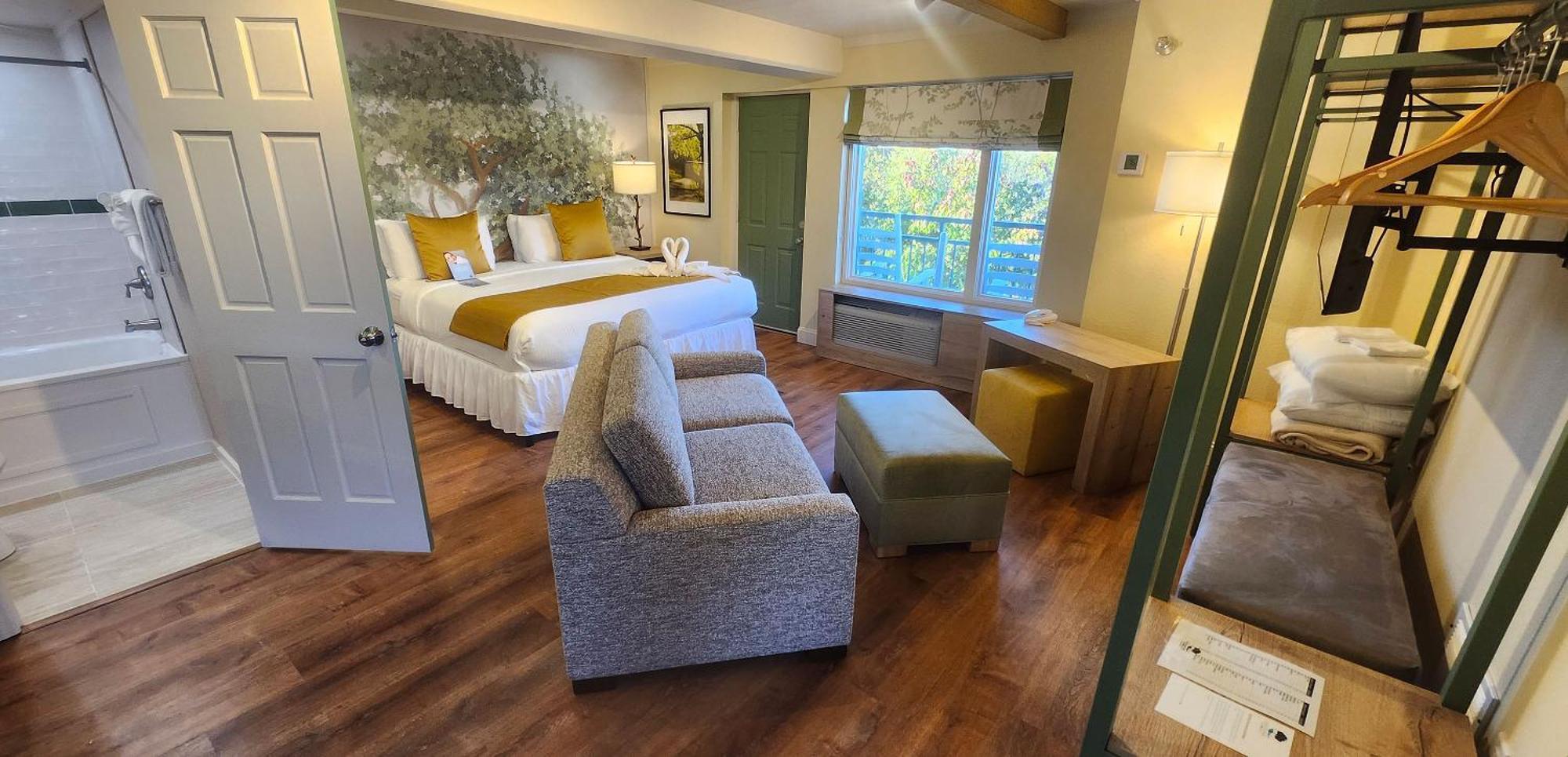 Deluxe River View Private Balcony King Four Poster Bed Twin Sofa Bed Jet Tub,1717063148:JPEG