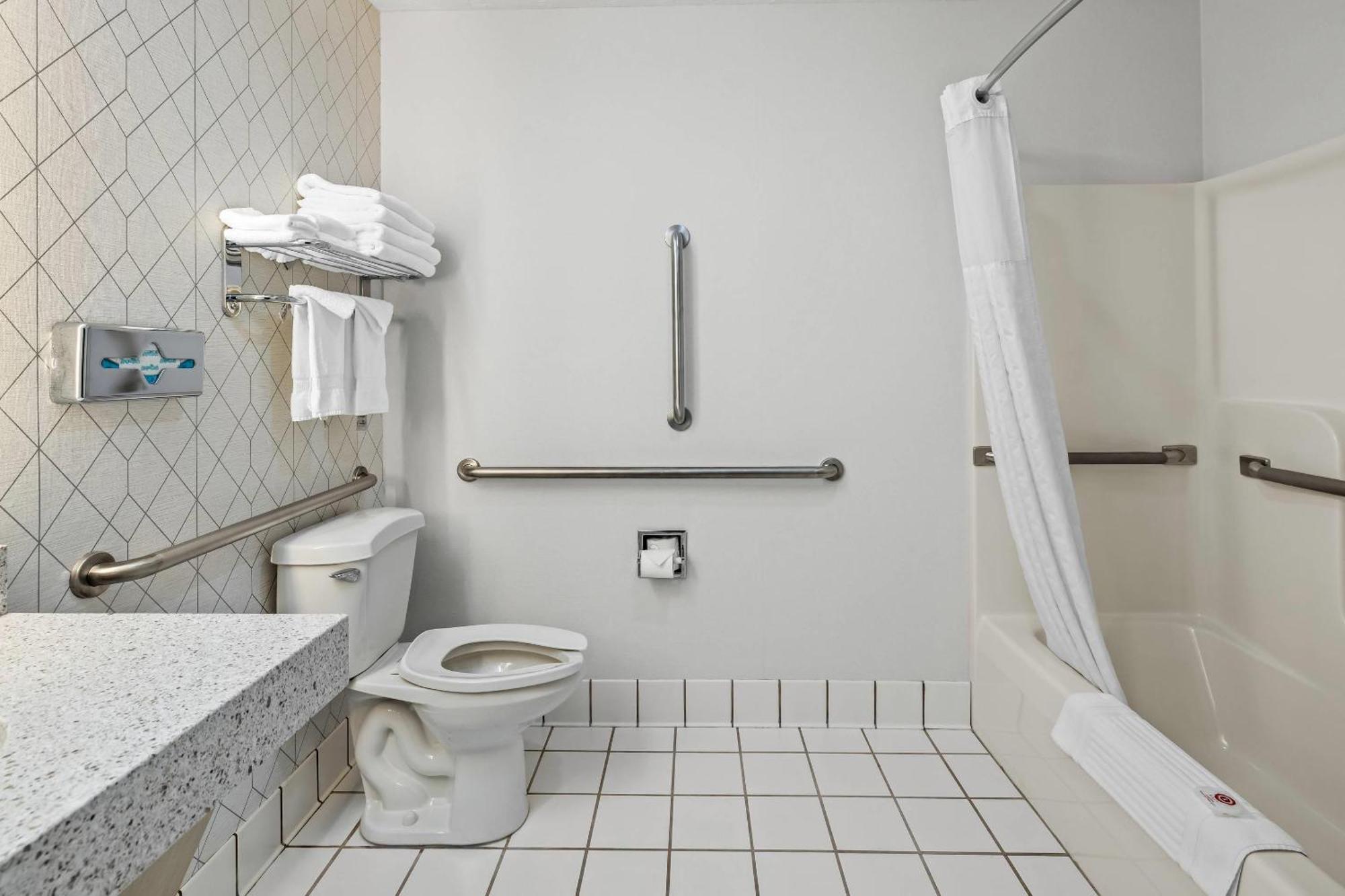 Queen Room with Accessible Tub - Accessible/Non-Smoking
