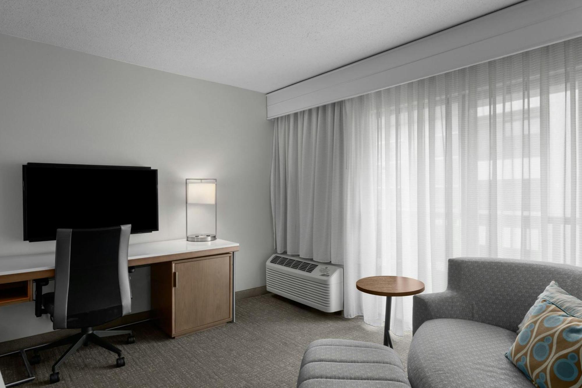 Queen Room with Two Queen Beds and Adapted Tub - Mobility and Hearing Accessible,1722915842:JPEG