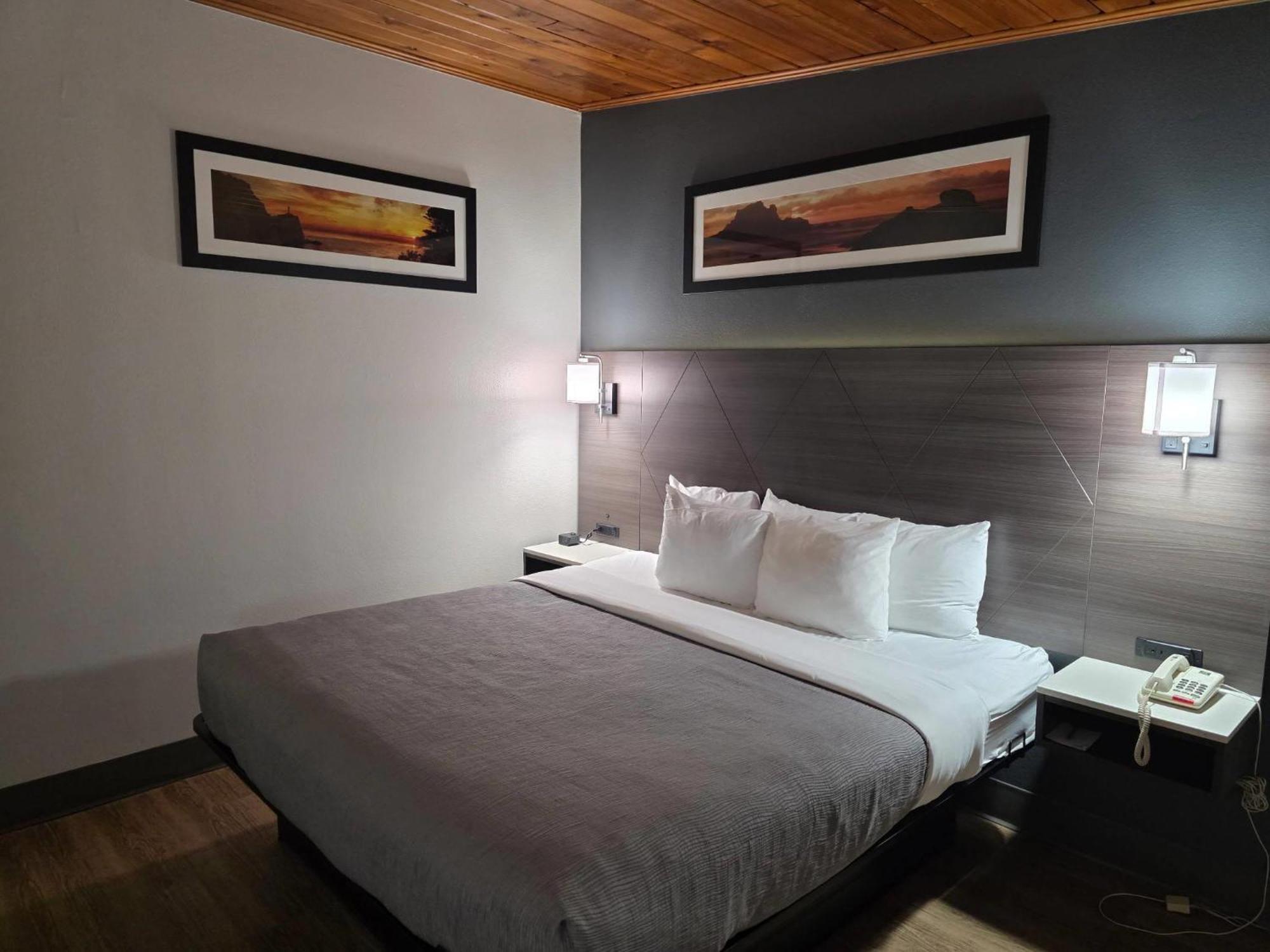 King Room with Roll-In Shower - Accessible/Non Smoking