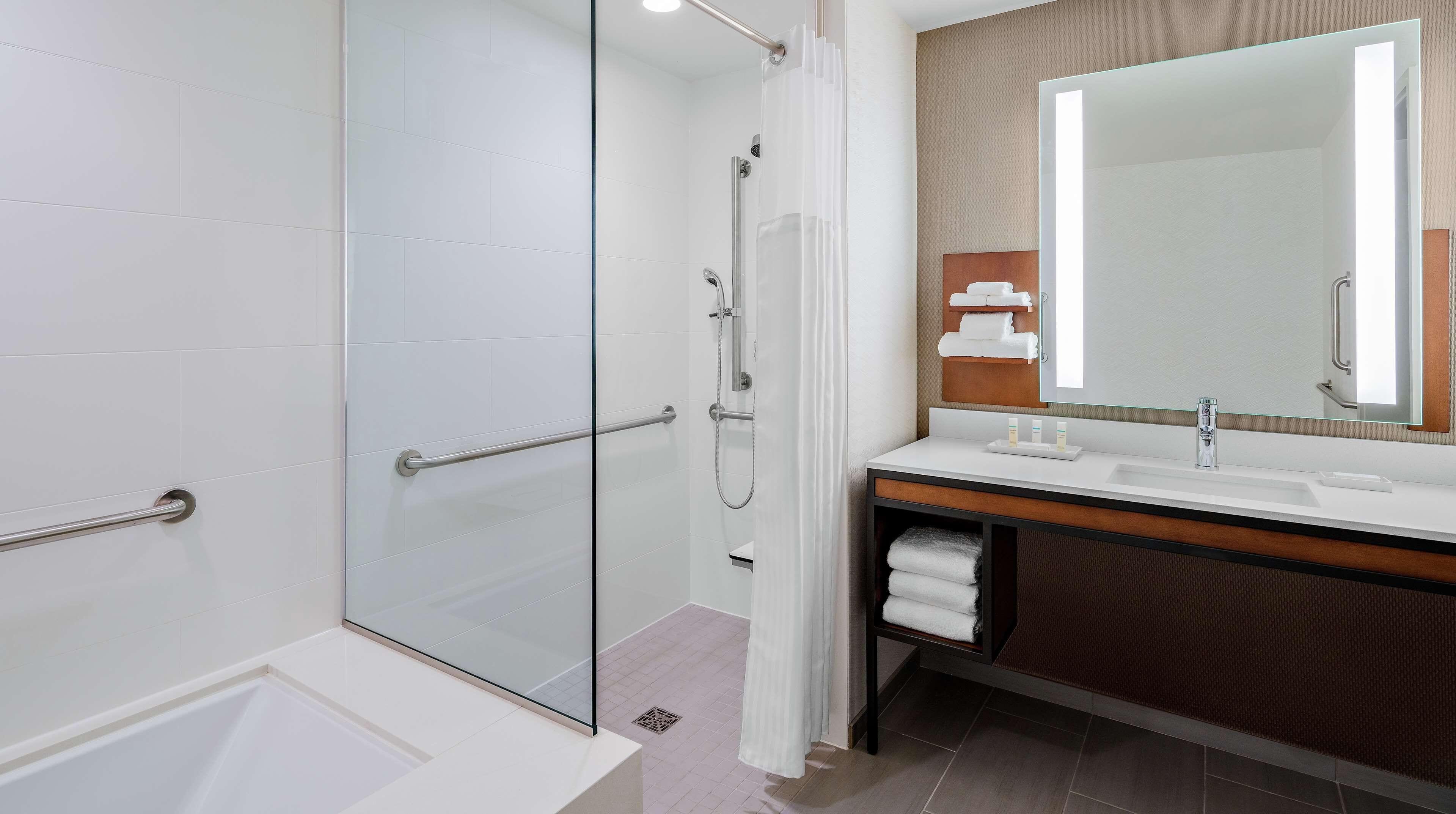 Corner King Room Roll Shower Mobility Accessible,1756660449:JPEG