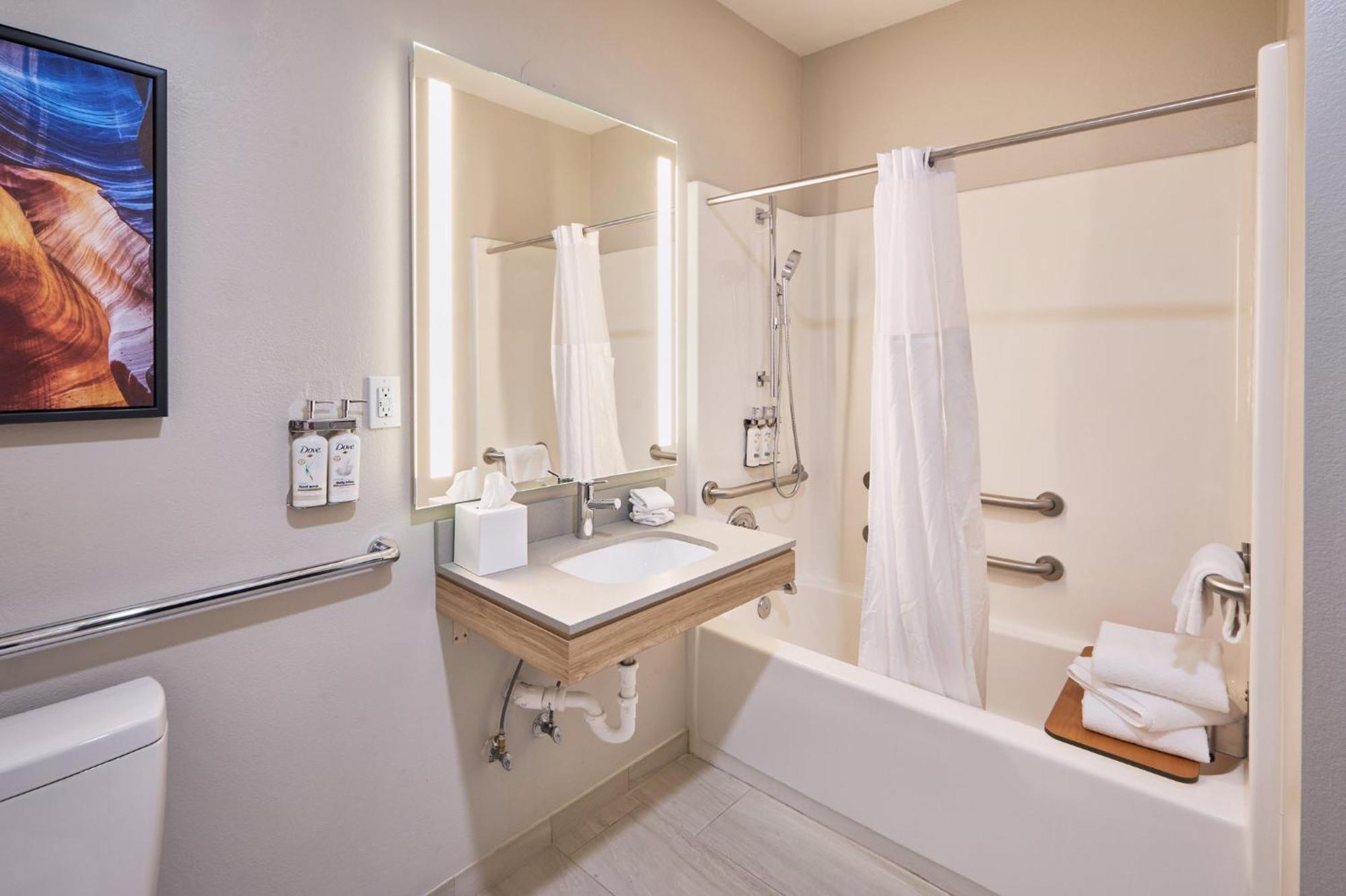 One-Bedroom Queen Suite - Disability Access Hearing Accessible