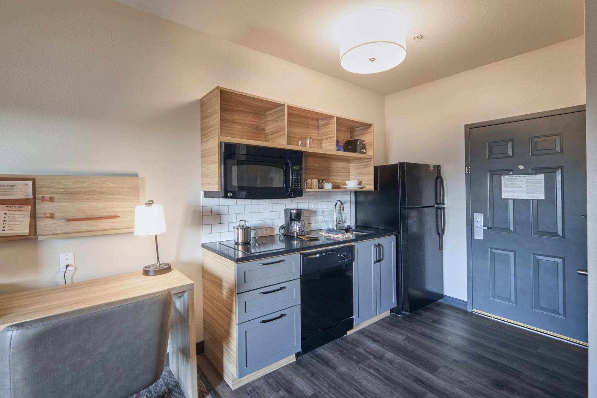 Queen Studio - Non-Smoking,1739404230:JPEG