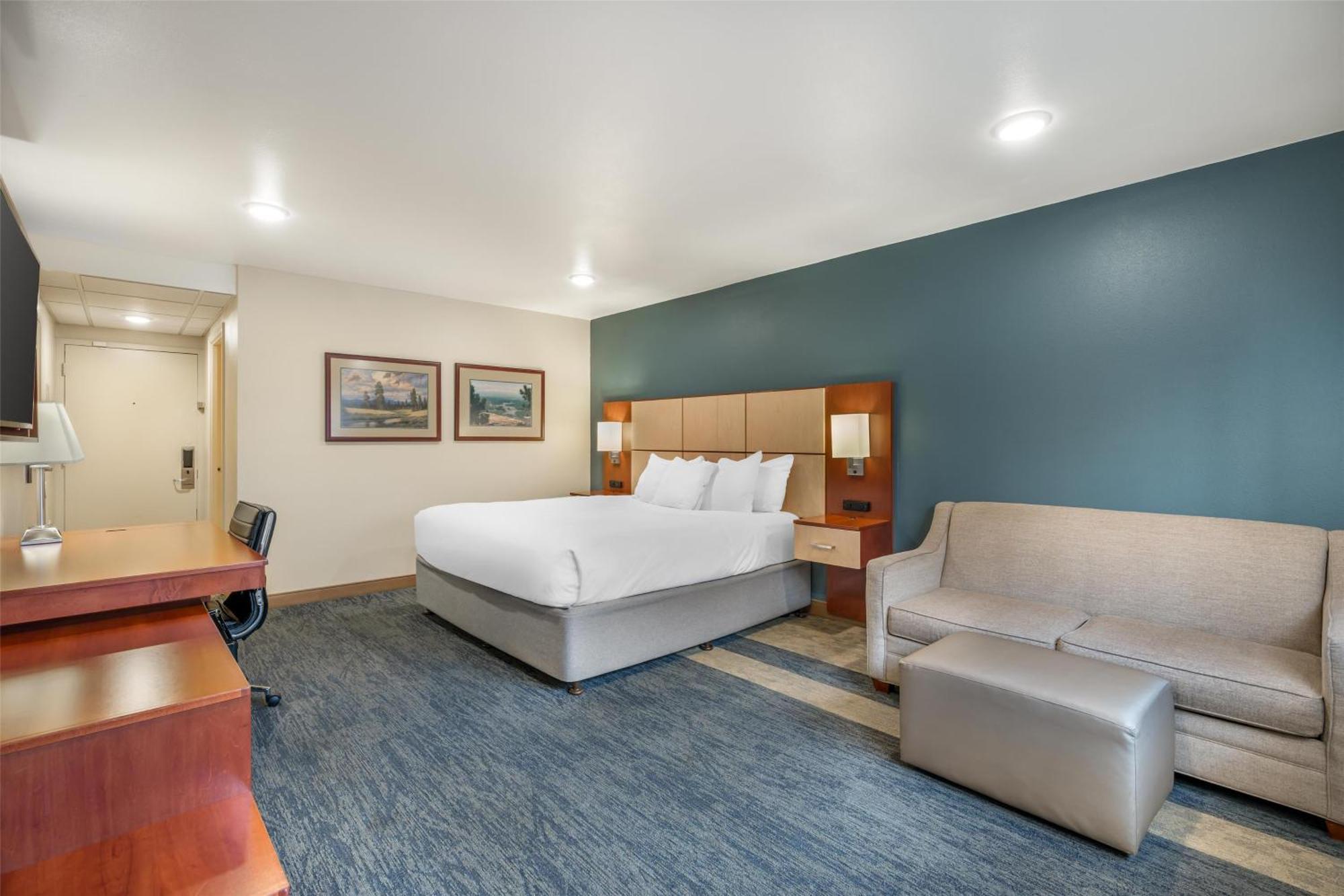 King Room with Sofa Bed and Courtyard View - Non-Smoking