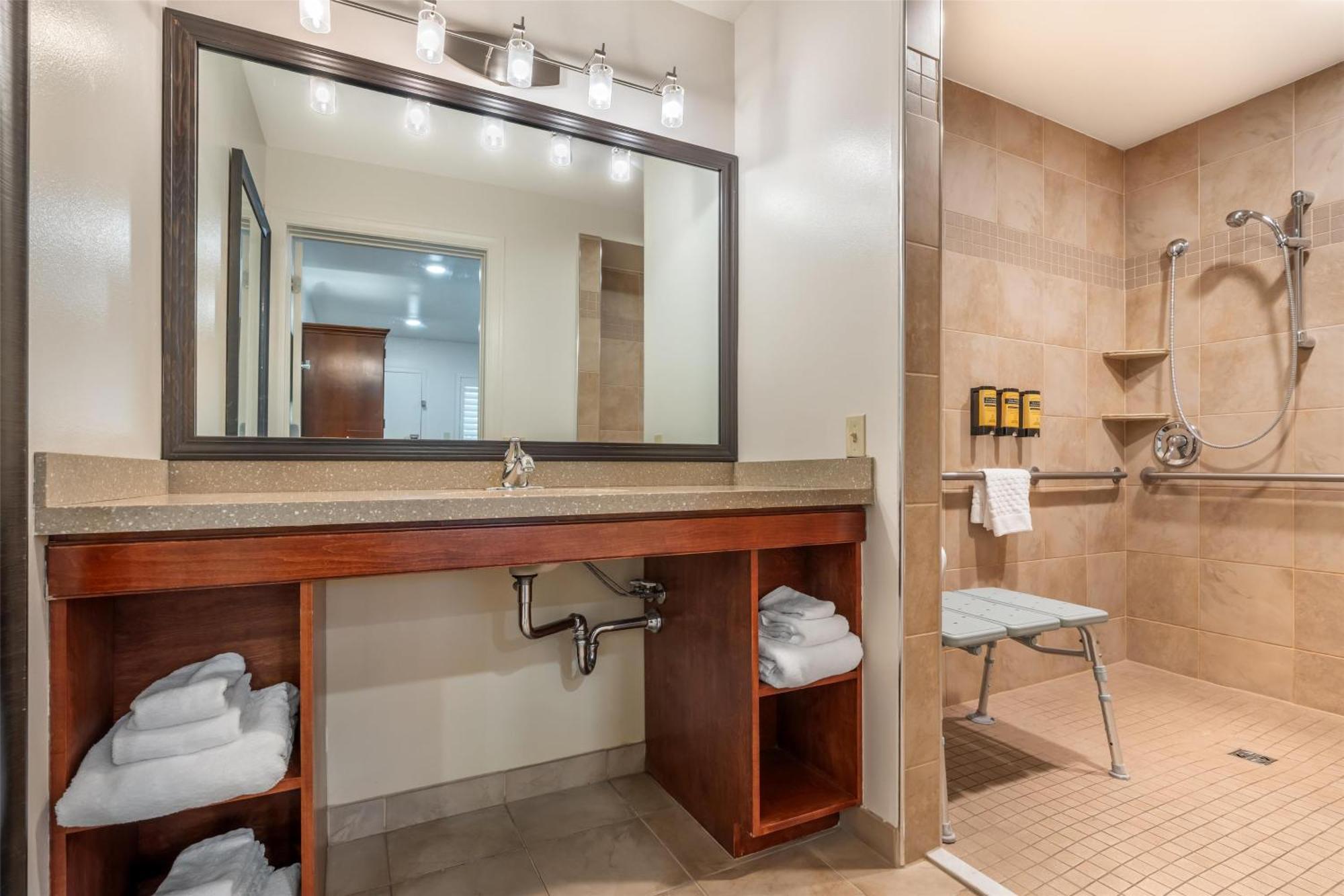 Queen Room with Roll-In Shower - Mobility Access
