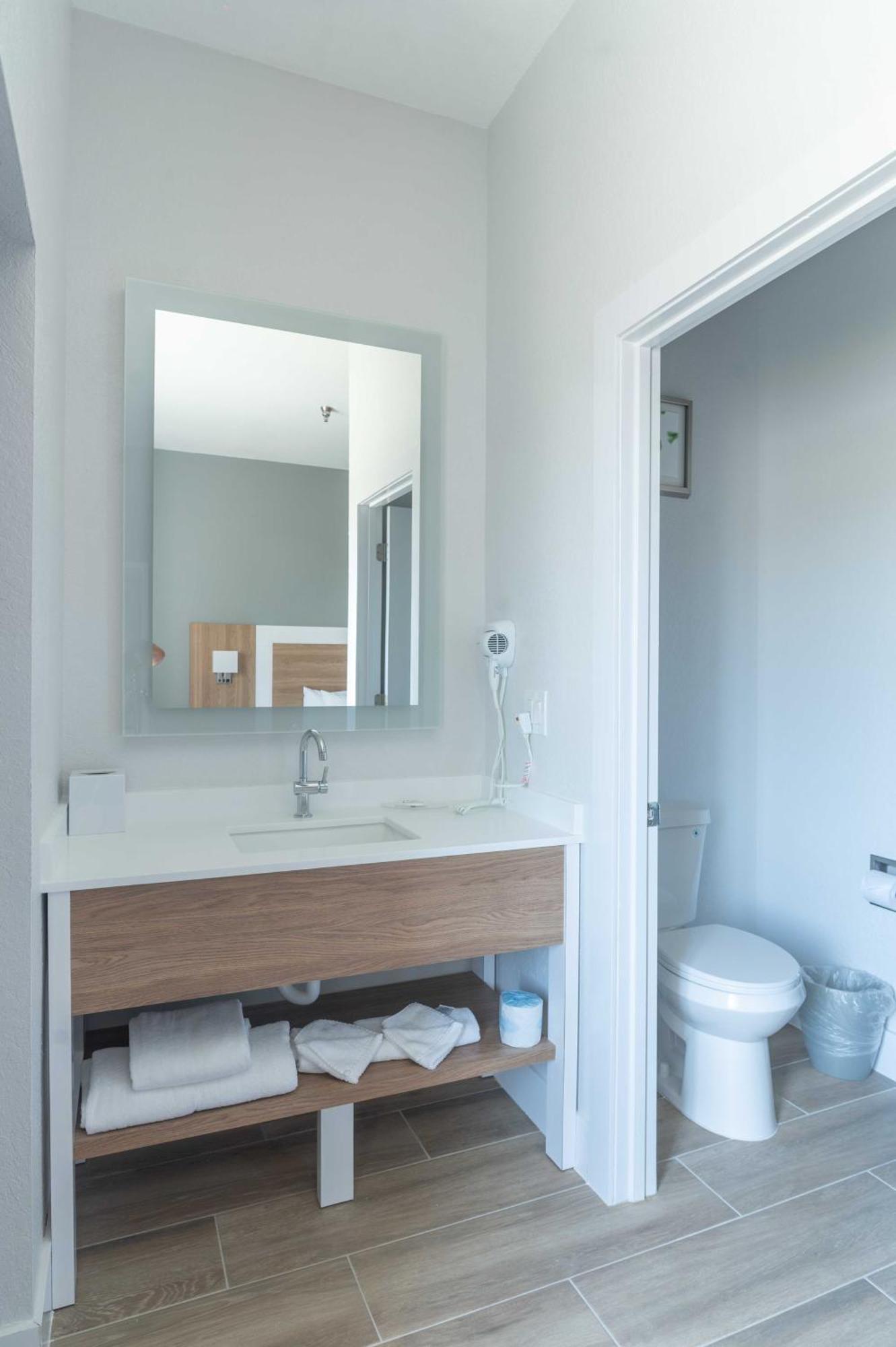 King Suite - Non-Smoking,1742640624:JPEG