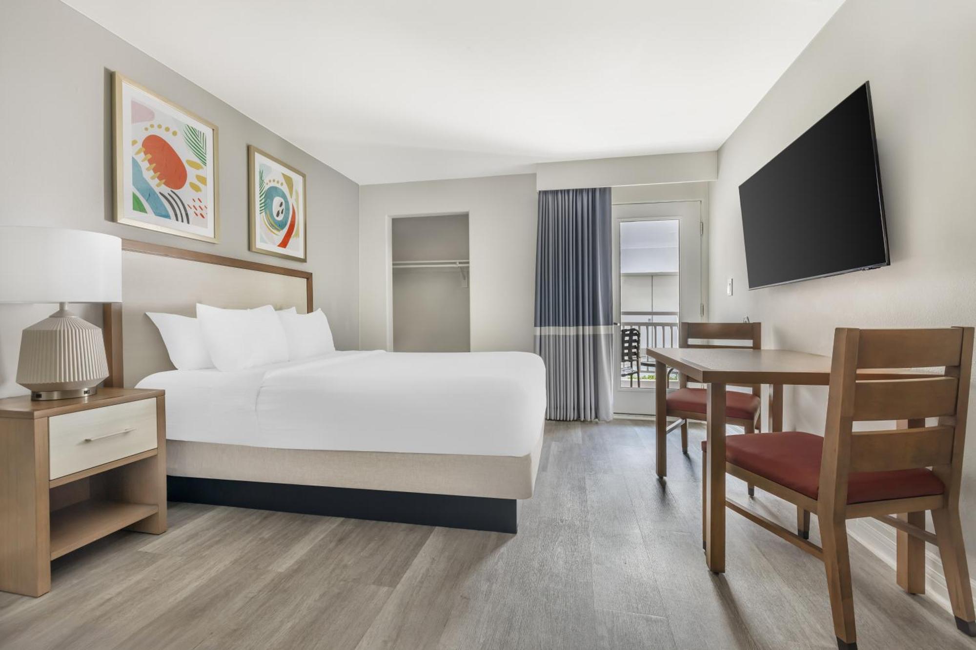 Queen Room with Roll-in Shower
