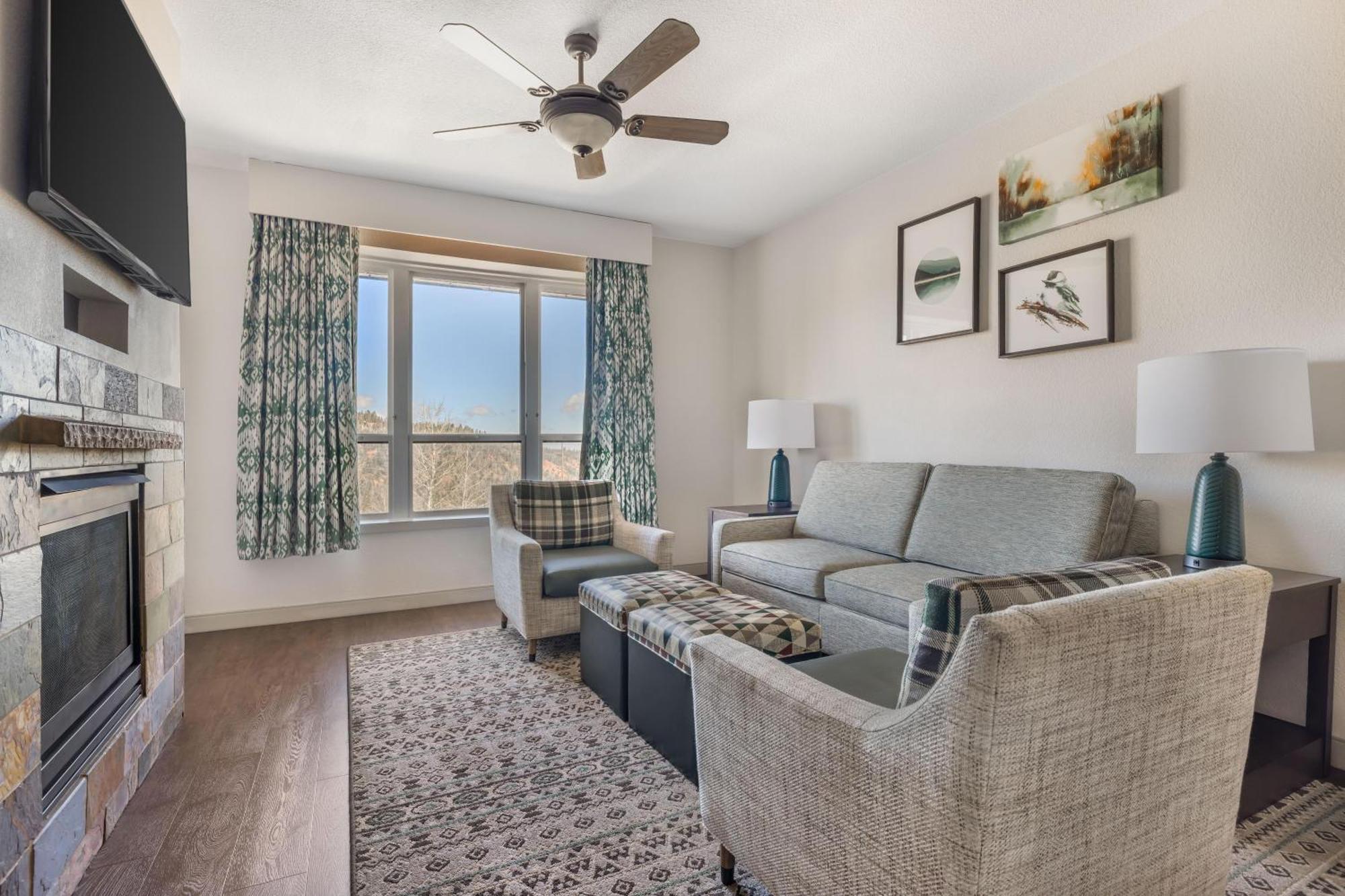 One-Bedroom King or Queen Suite,1742717725:JPEG