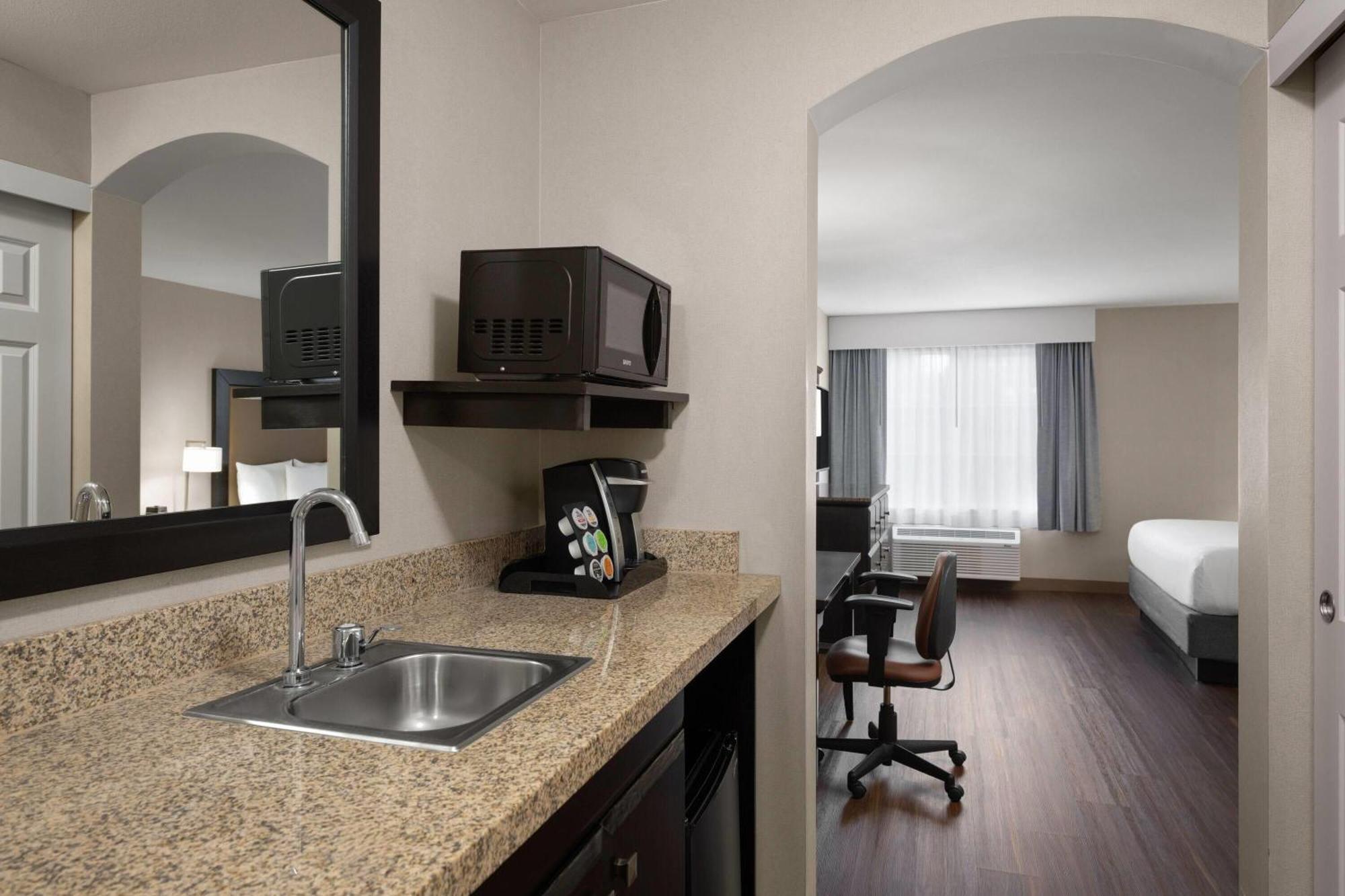 1 King Bed, Executive Room with Oversized Tub, Non-Smoking