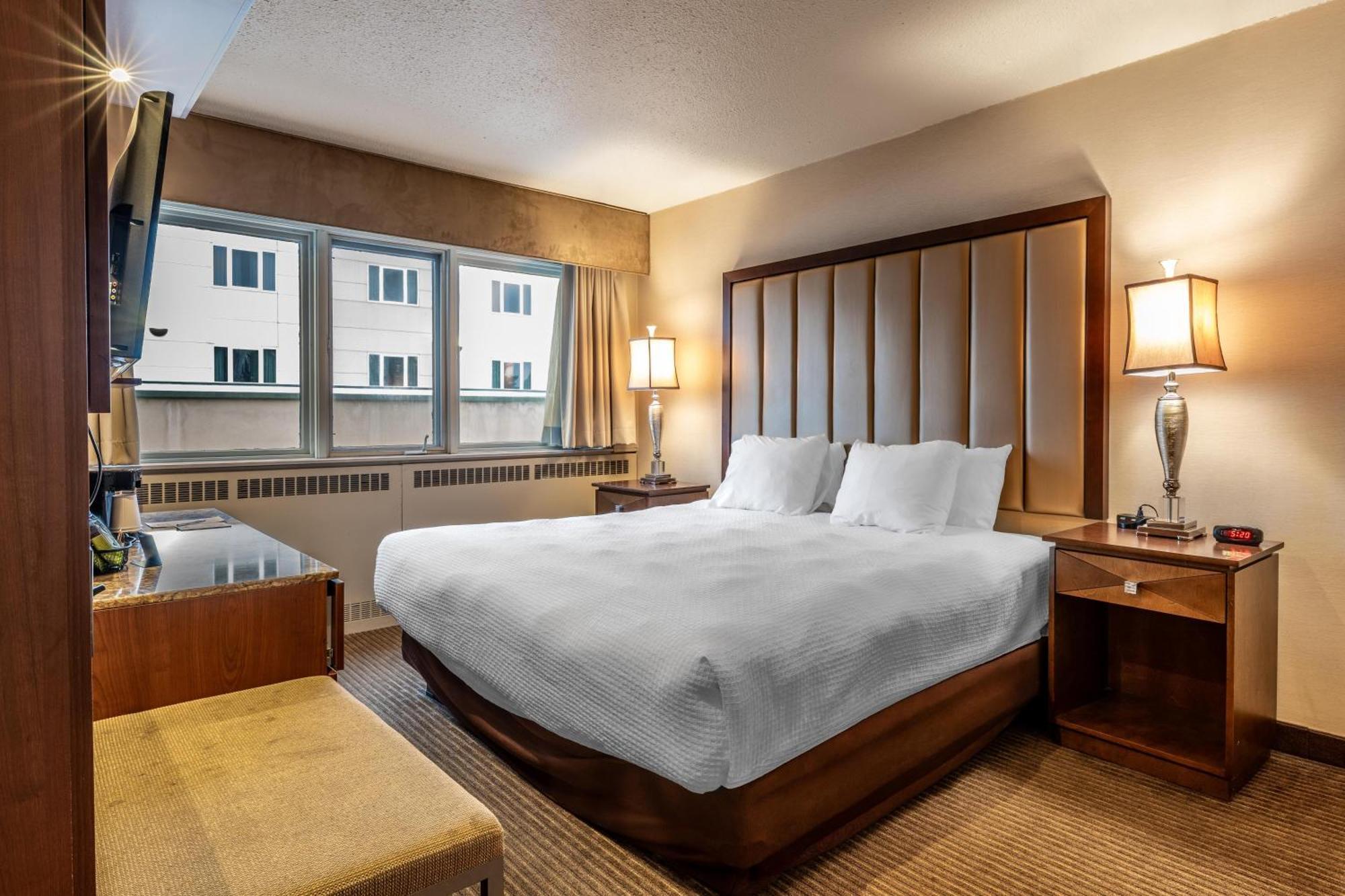 King Room with Tub - Mobility Accessible
