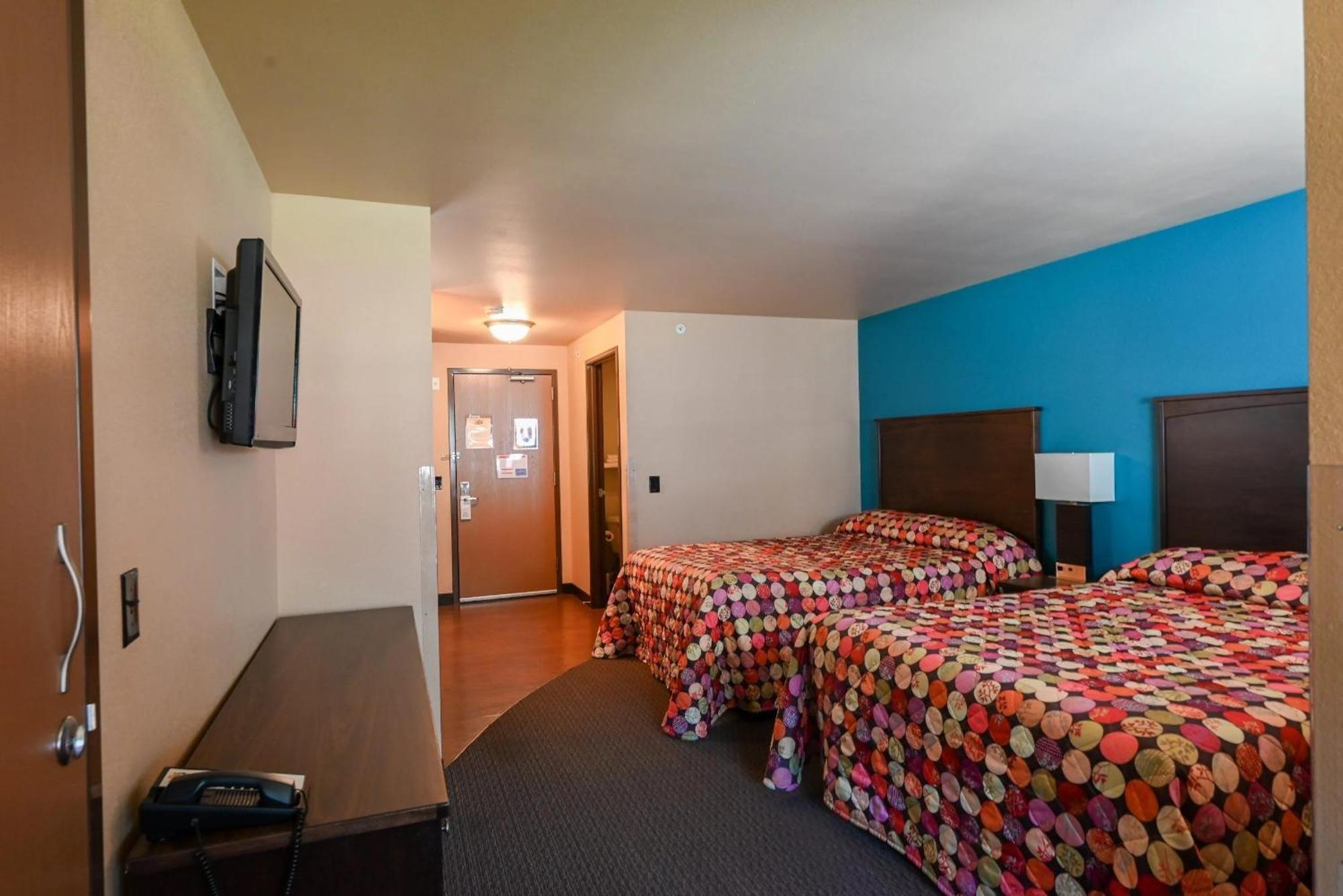 2 Queen Beds with Sofa Bed,1746859665:JPEG