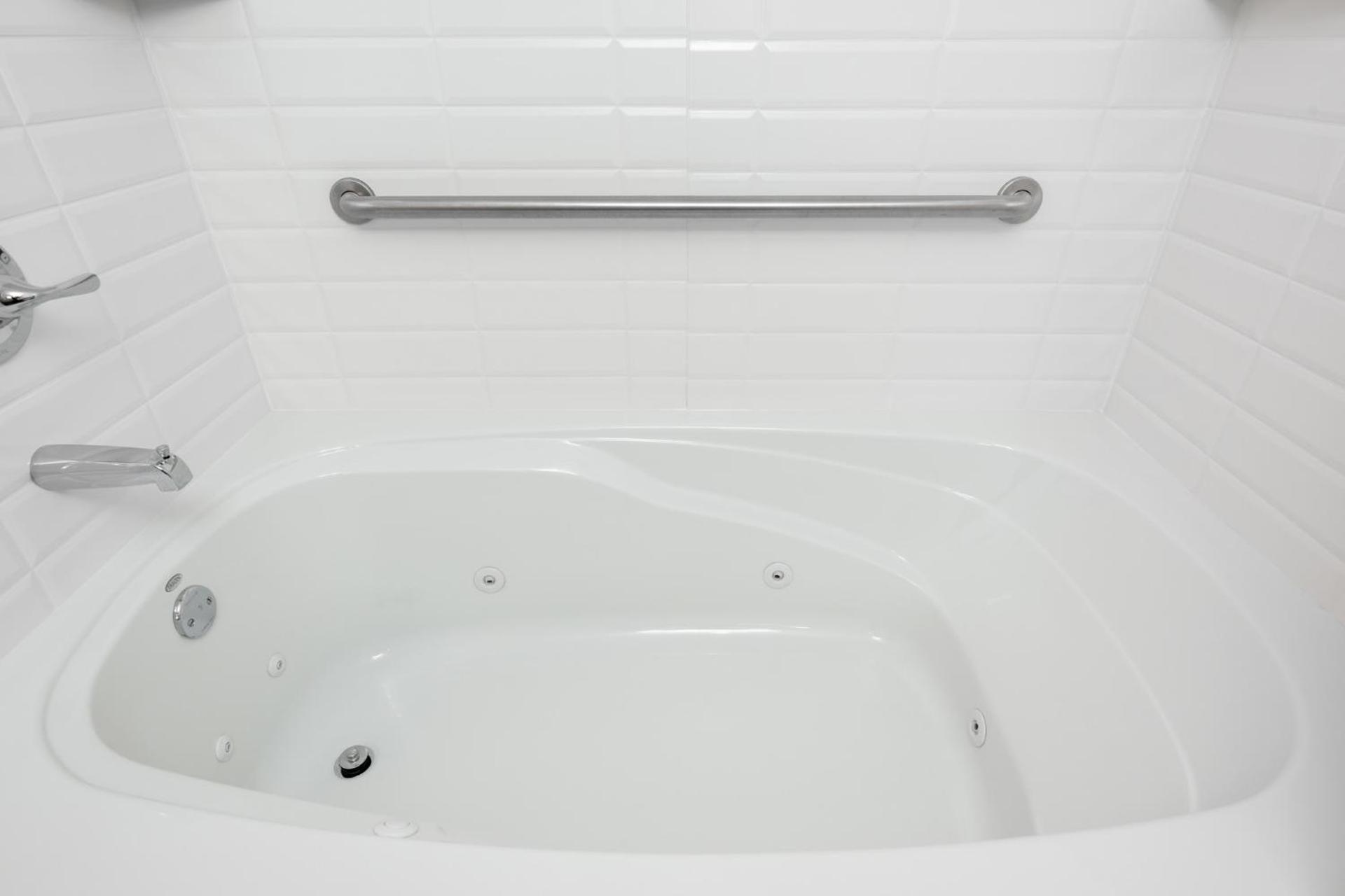 Standard Queen Room Two Queen Beds Spa Bath,1756416476:JPEG