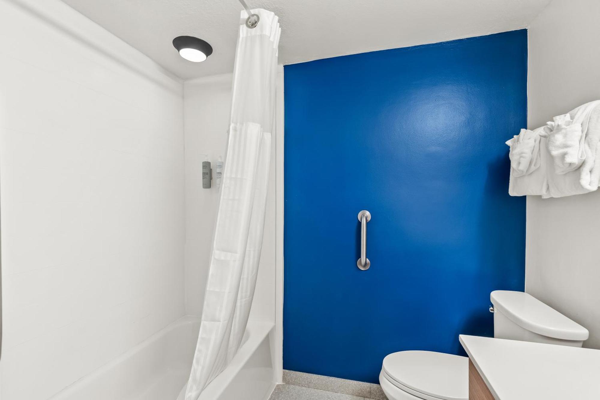 Queen Room Bath Tub Disability Access,1756537701:JPEG