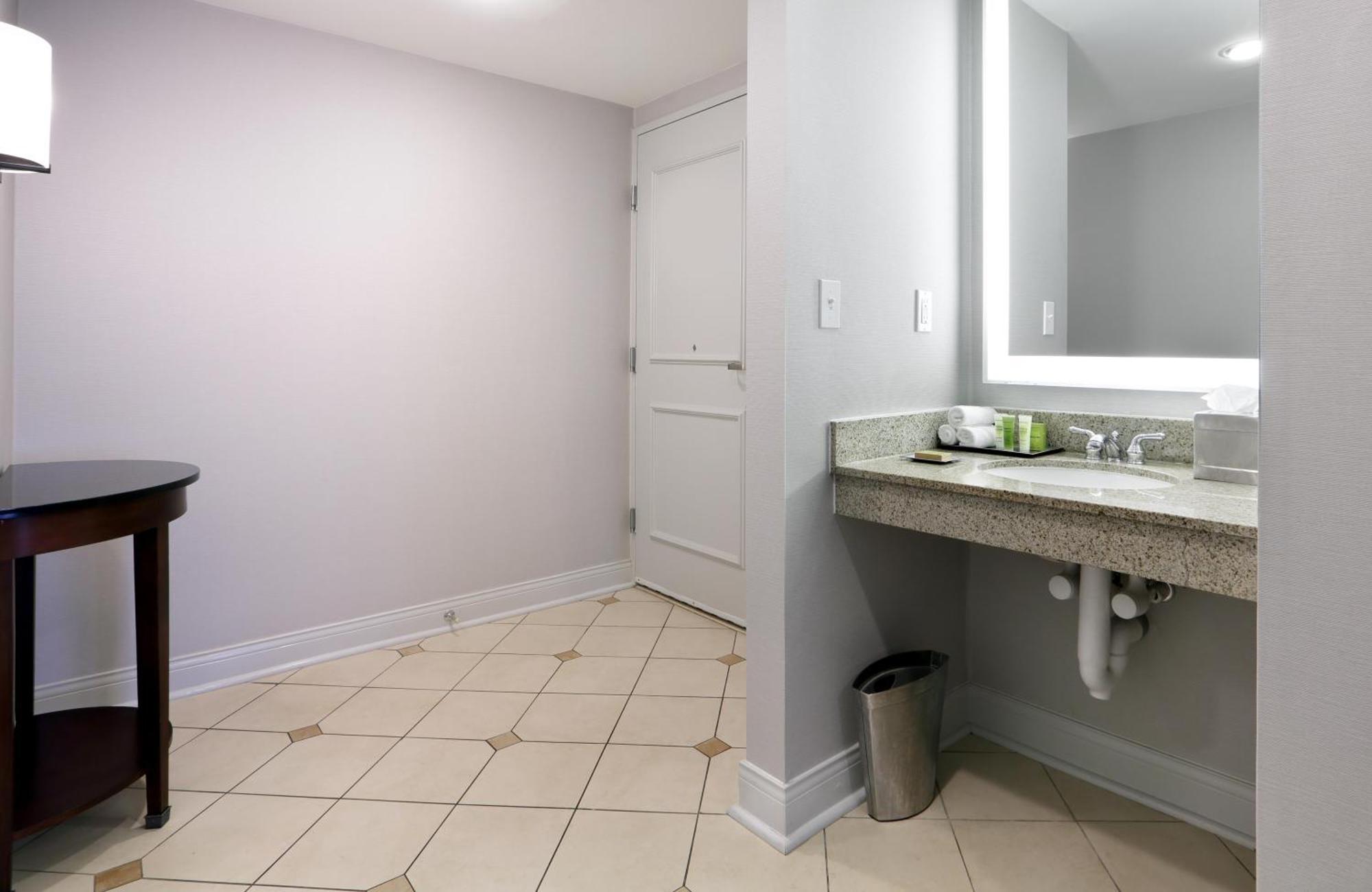 King Room with Roll-In Shower - Mobility Access,1758304693:JPEG