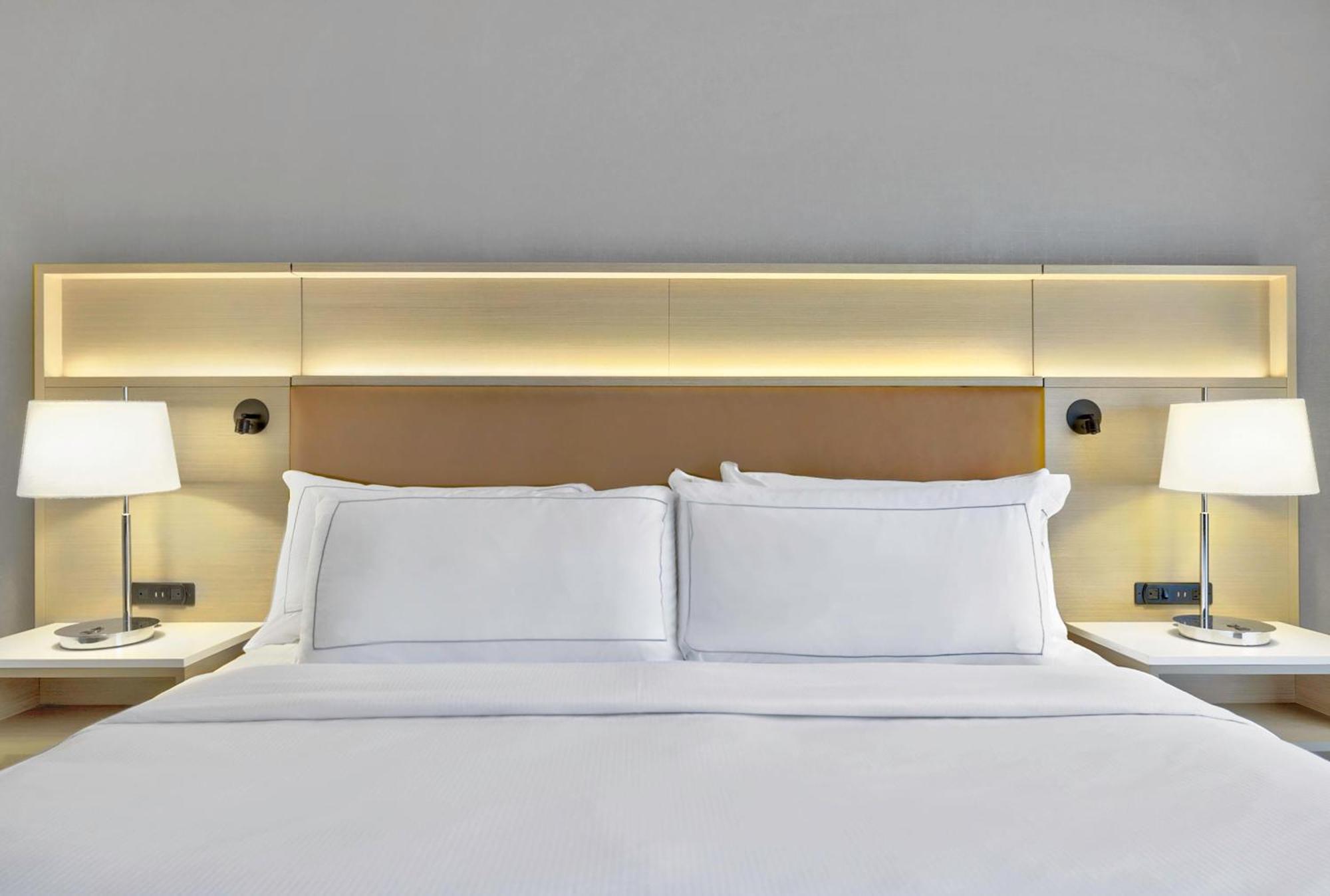 King Room with Roll-In Shower - Mobility Access
