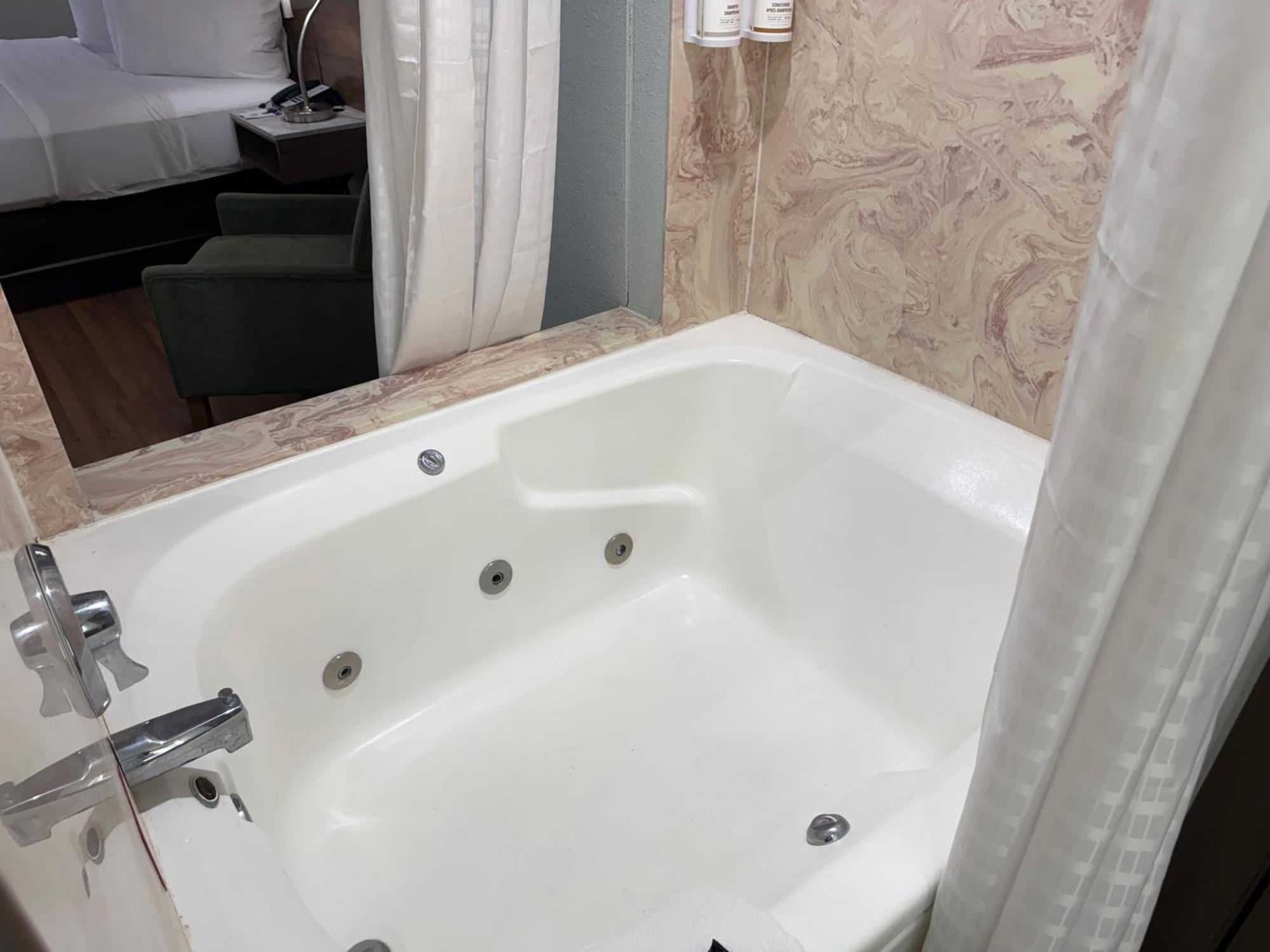Deluxe King Room with Jetted Tub - Non-Smoking