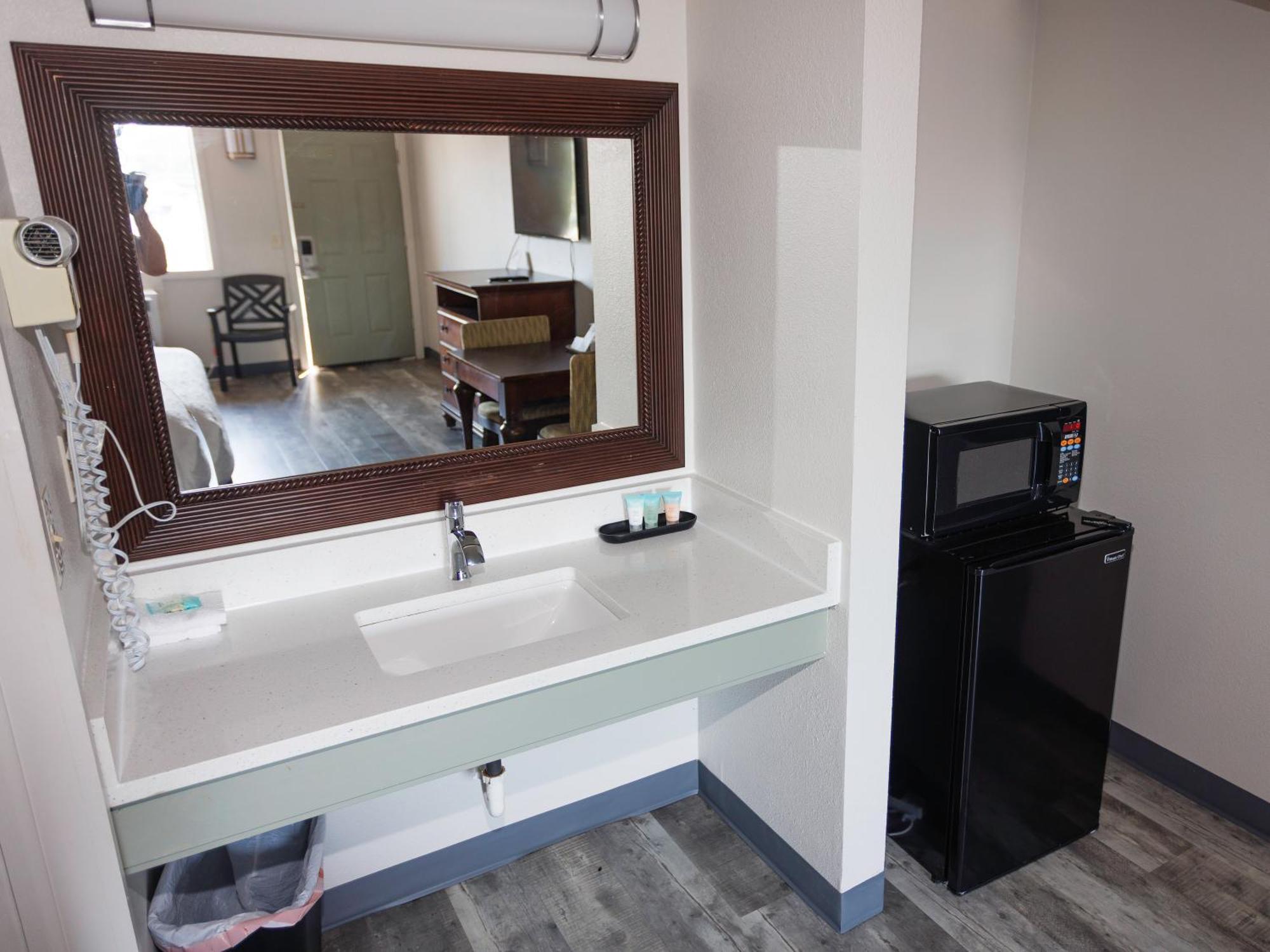Deluxe King Room - Non-Smoking