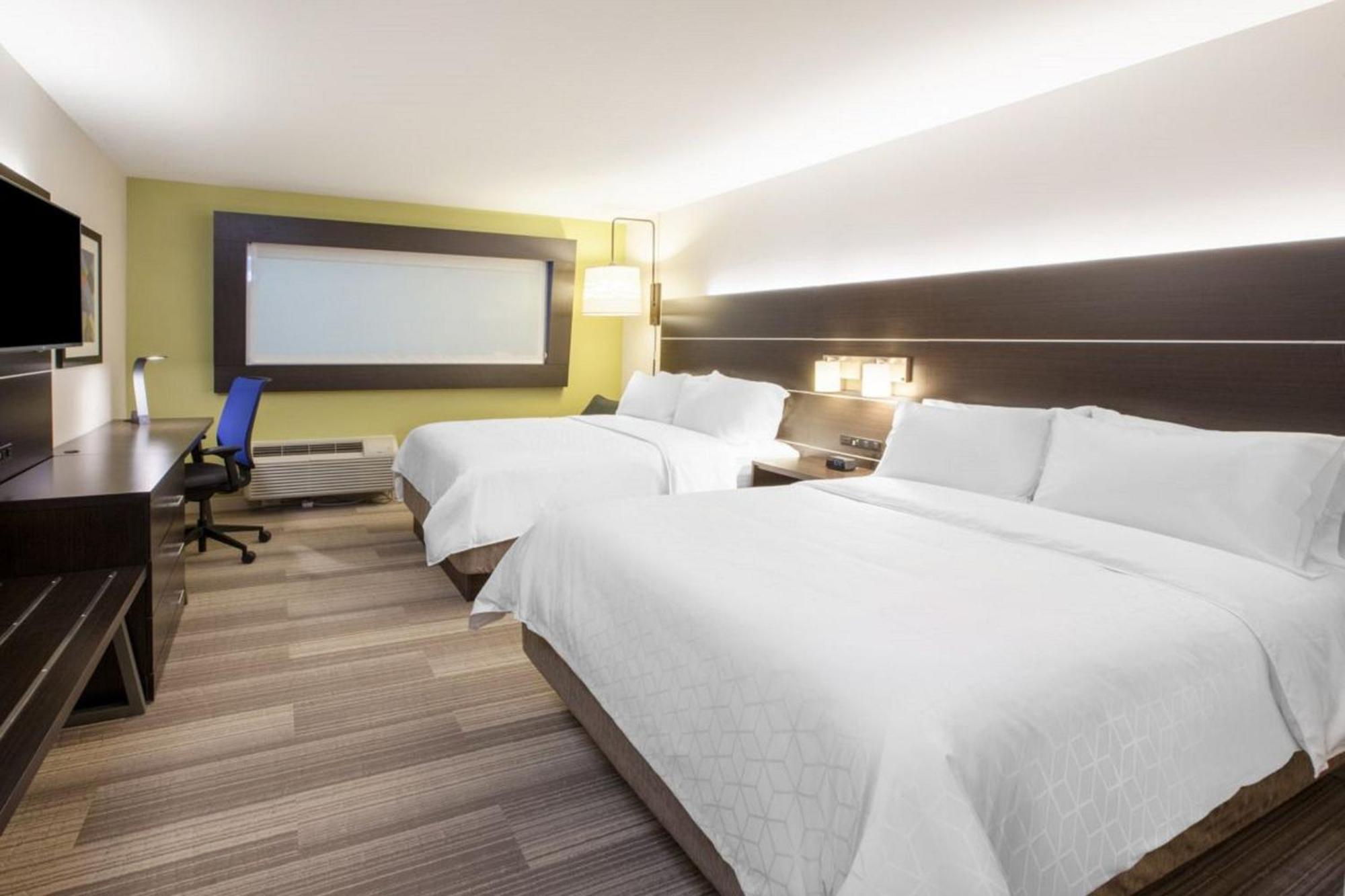 Standard Queen Room with Two Queen Beds - Communications Accessible