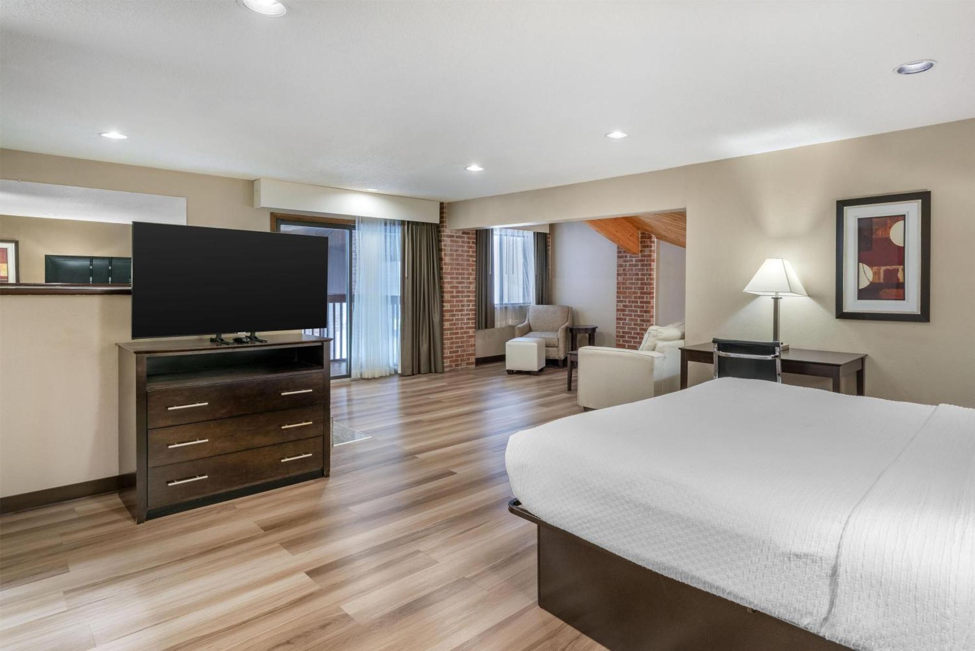 King Suite with Sofa Bed Spa Bath - Balcony/Non-Smoking