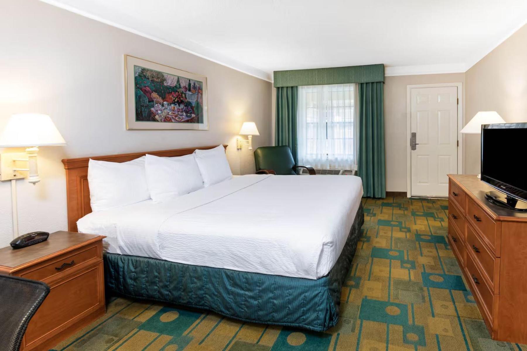 Deluxe King Room - Non-Smoking