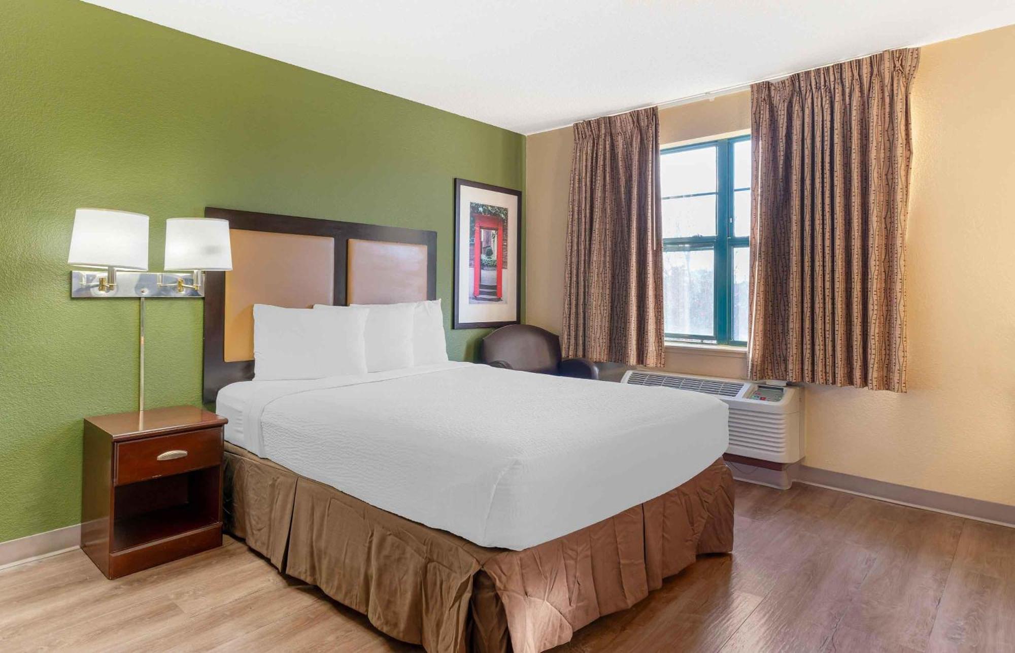 Queen studio with 1 Queen Bed - Disability Access/Non-Smoking