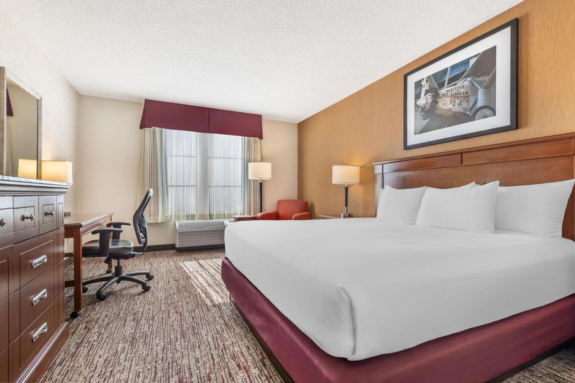 Deluxe King Room - Accessible, Roll-in Shower