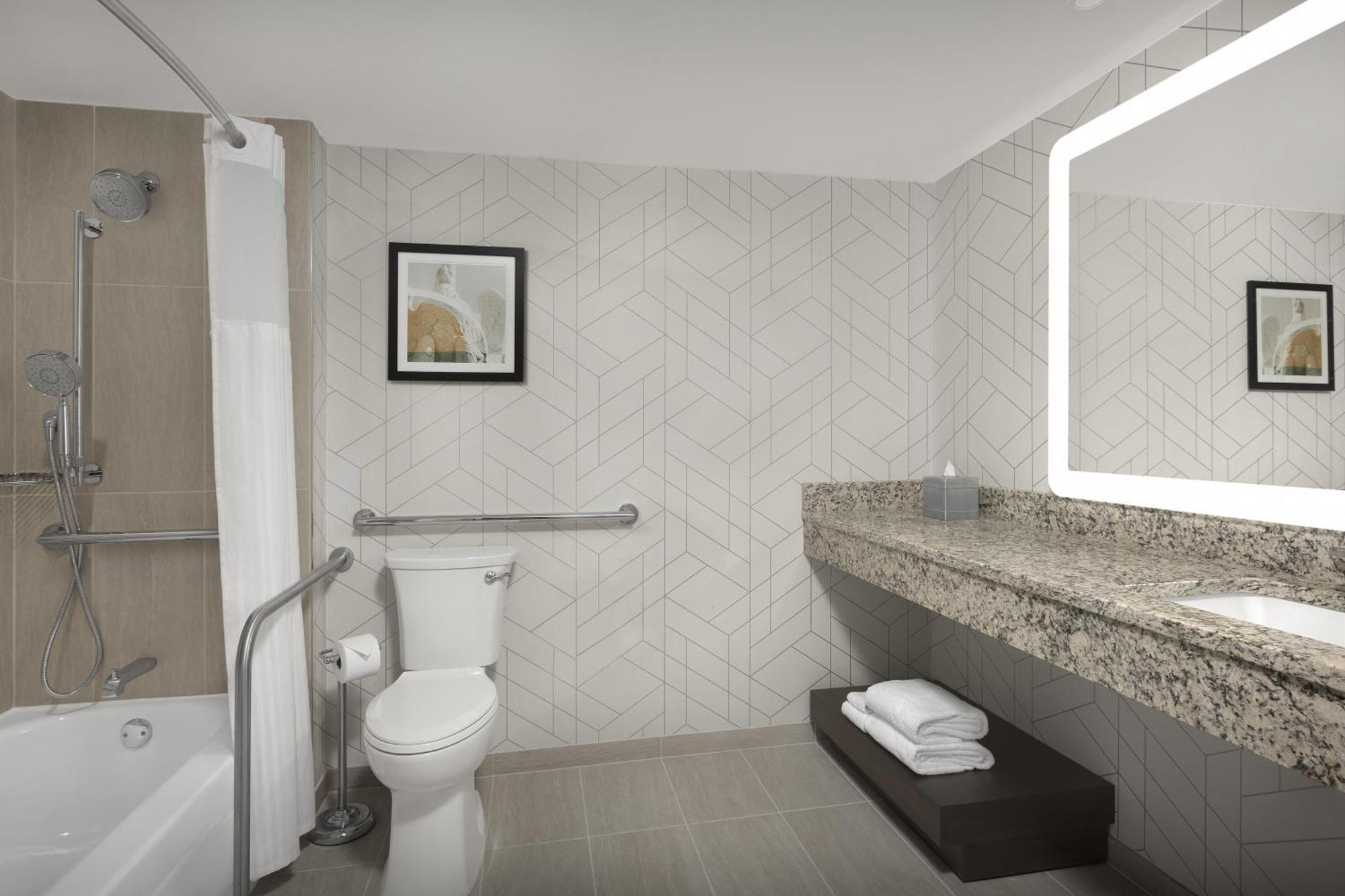 Queen Room with Bath Tub - Mobility/Hearing Accessible